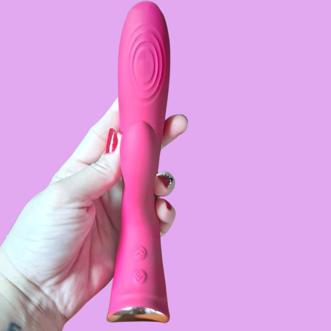 Tecnologia para o seu momento. Diversão para dividir.

O Combo Tapping + Vai Dar Jogo une duas experiências completamente diferentes em uma única proposta: um toy com 5 modos de tapping + 9 modos de vibração e o jogo autoral Vai Dar Jogo, da Good Vibres.

Um combo criado para sair da rotina, começar pela diversão e explorar novas sensações no seu próprio ritmo.

O Toy — 5 Tappings + 9 Vibrações

O grande diferencial está na ponta com movimento de tapping, que cria toques ritmados e direcionados.