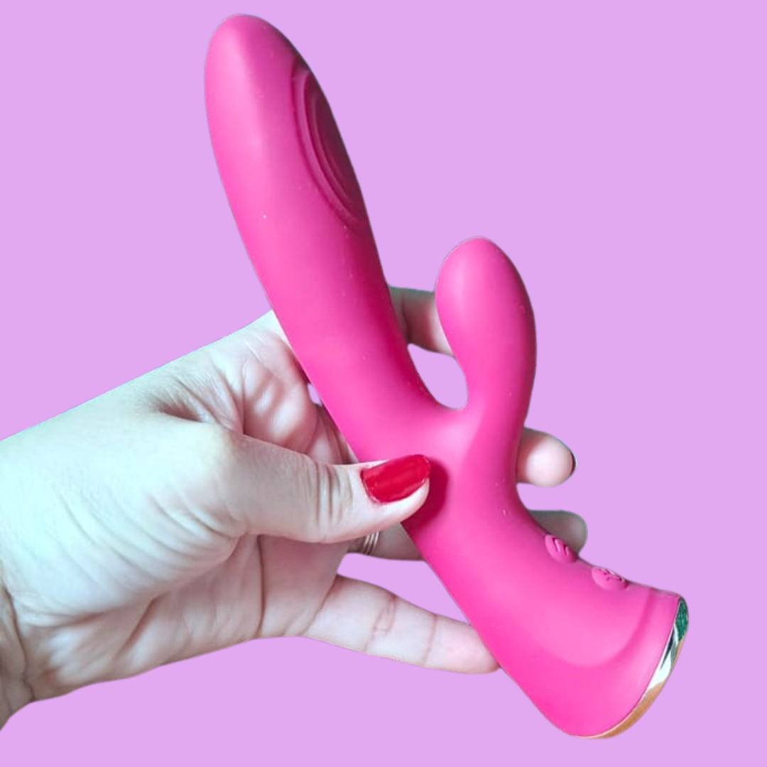 Tecnologia para o seu momento. Diversão para dividir.

O Combo Tapping + Vai Dar Jogo une duas experiências completamente diferentes em uma única proposta: um toy com 5 modos de tapping + 9 modos de vibração e o jogo autoral Vai Dar Jogo, da Good Vibres.

Um combo criado para sair da rotina, começar pela diversão e explorar novas sensações no seu próprio ritmo.

O Toy — 5 Tappings + 9 Vibrações

O grande diferencial está na ponta com movimento de tapping, que cria toques ritmados e direcionados.