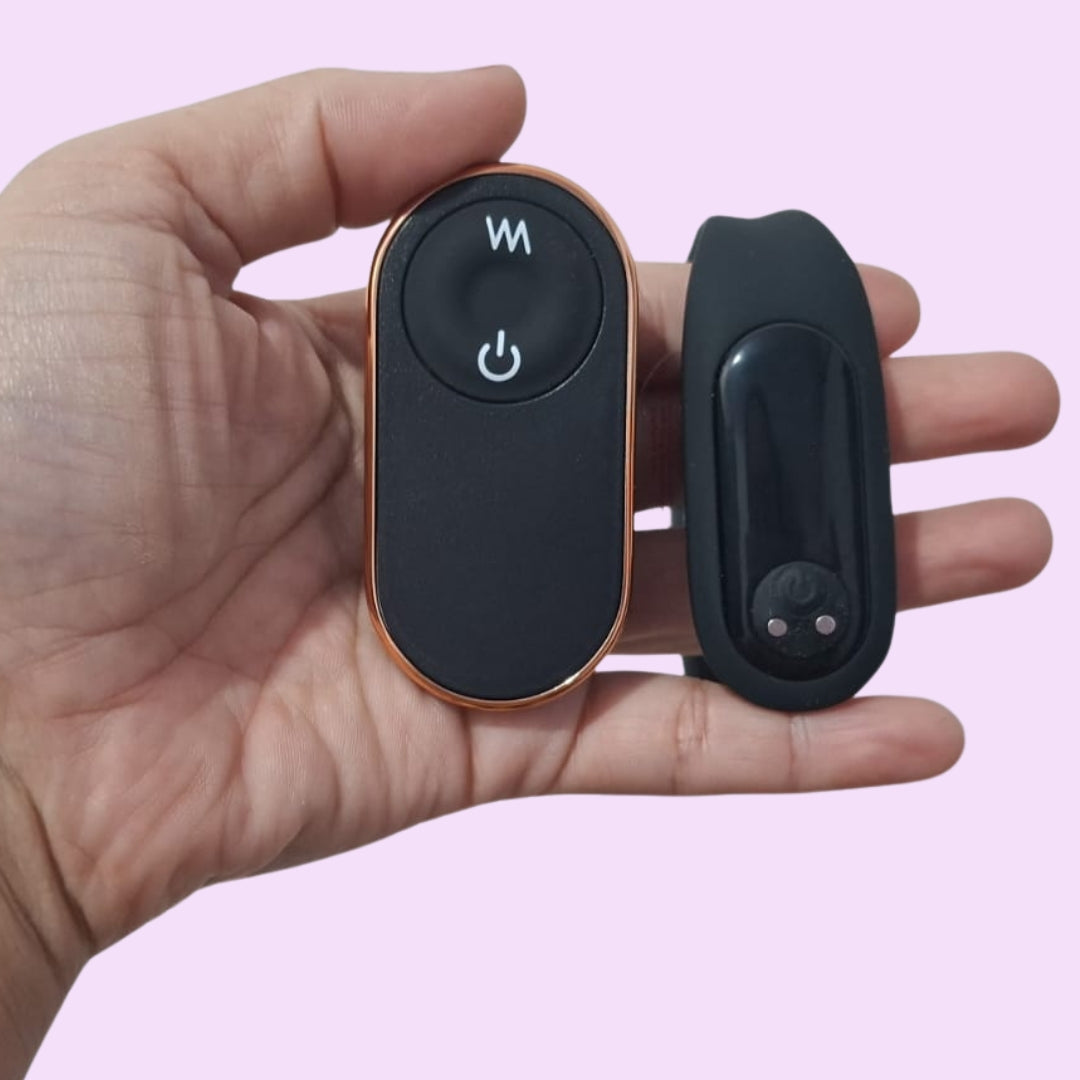 Uma experiência compartilhada, no seu ritmo.

O BADU foi desenvolvido para casais que desejam explorar novas sensações e trazer mais conexão para os momentos a dois.

Com 9 modos de vibração, controle remoto e acionamento também pelo próprio aparelho, permite personalizar a experiência de acordo com as preferências de cada momento.

Seu design combina silicone e ABS, proporcionando um toque agradável e um formato pensado para acompanhar a experiência do casal. O produto é resistente à água e possui bateria 