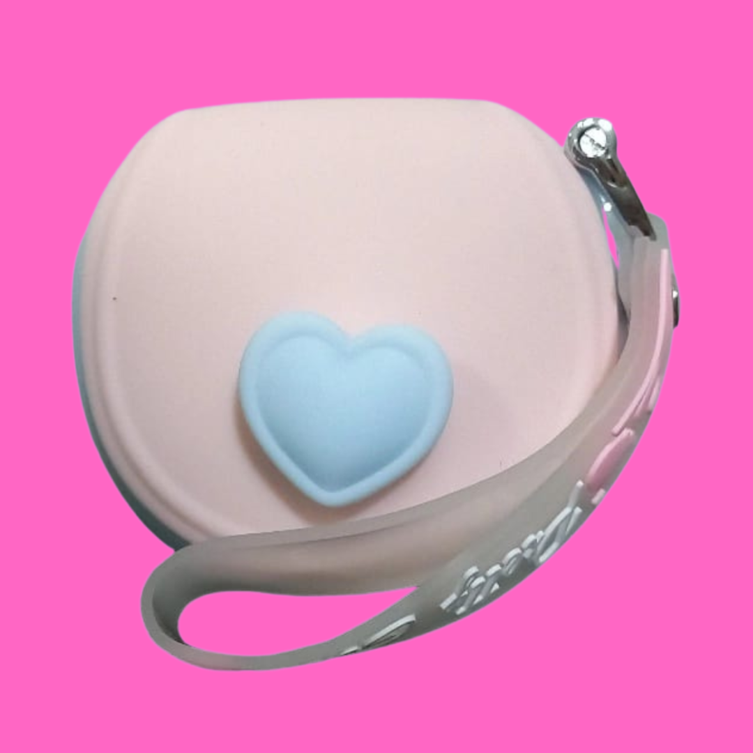 Parece uma bolsa. Surpreende com sua tecnologia. E desperta novas sensações!

8 modos de Tapping. 9 vibrações. E um gel sensorial que refresca, pulsa e surpreende.

O Kit Love Bag Pulse Experience Libertàre combina duas propostas de estimulação em uma experiência de autocuidado diferenciada.

De um lado, a Love Bag, um toy com design exclusivo em formato de mini bolsa, que reúne movimentos de pulsação/Tapping e um Bullet vibratório.

Do outro, o Pulse Pussy 18g, um gel adstringente sensorial com ativos como