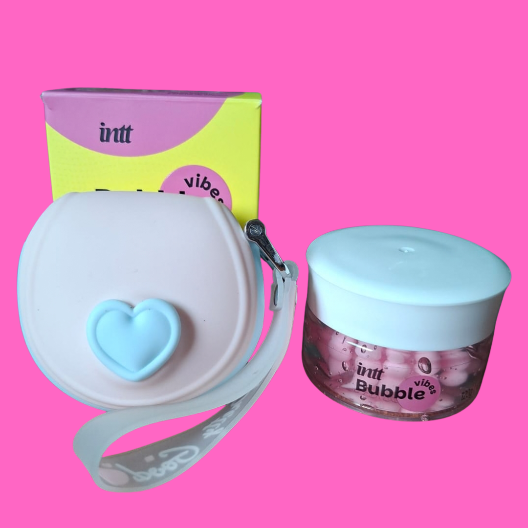 Uma bolsinha cheia de surpresas. Um Bubble que transforma cada toque.

8 modos de Tapping. 9 vibrações no Bullet. E um gel 3 em 1 que desliza, vibra e aquece.

O Kit Love Bag Bubble Experience Libertàre combina tecnologia, design e inovação sensorial para quem deseja explorar novas experiências de autocuidado íntimo.

De um lado, a Love Bag, um toy com design exclusivo em formato de mini bolsa, que reúne pulsação/Tapping e Bullet vibratório.

Do outro, o Bubble Vibes 120g, um gel deslizante com microesferas