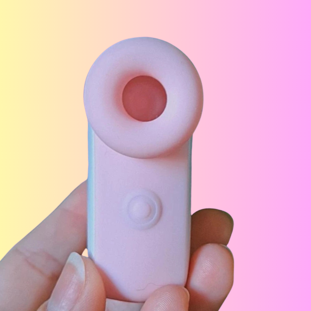 Pequena no tamanho. Versátil nas sensações. E com um presente para tornar os momentos a dois ainda mais especiais.

A Lis é uma dedeira sugadora desenvolvida para quem busca praticidade, discrição e novas possibilidades de estimulação íntima. Com sucção localizada, formato compacto e design pensado para facilitar o manuseio, ela permite explorar diferentes posicionamentos e descobrir novas sensações no próprio ritmo.

E nesta oferta, sua compra acompanha um presente especial: 1 Ooh Delícia Amora Intt, calda
