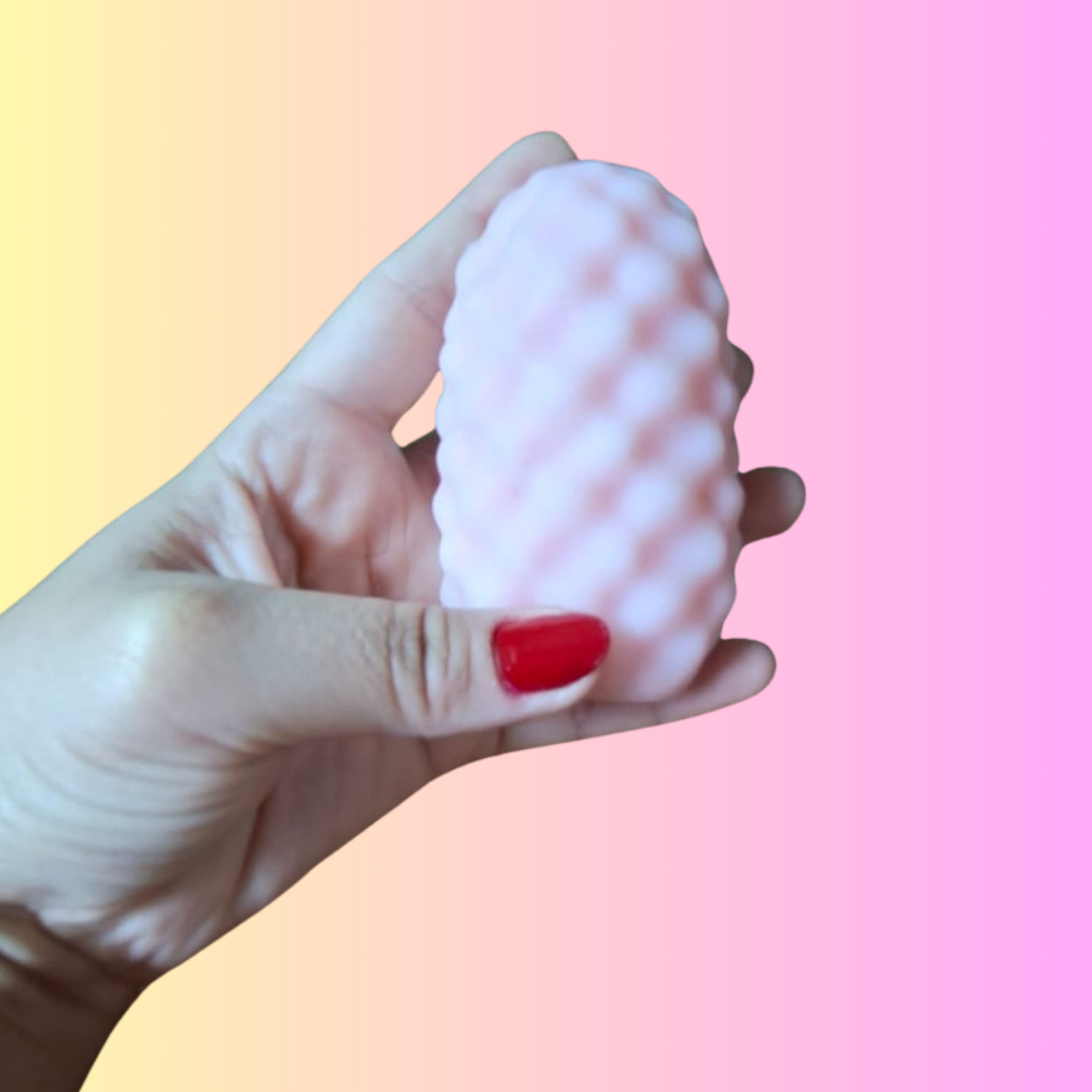 Quatro tecnologias para explorar. Um presente para ampliar as possibilidades de autocuidado.

O Lucas é um vibrador Rabbit 4 em 1 que reúne vai e vem automático, esferas internas em movimento, vibração e Power Touch com efeito de dedilhar.

Com 10 modos de vai e vem, 10 modos de vibração e 10 modos de tapping, oferece diferentes padrões de movimento e contato em um único toy.

E nesta oferta, a experiência acompanha um presente especial:

🎁 Na compra do Lucas, você ganha 1 Masturbador Core Super Egg. 