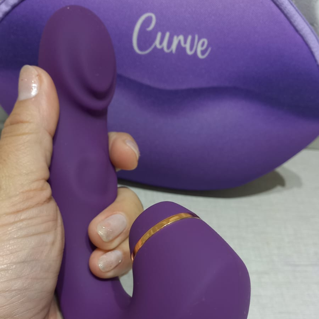 Curve | Vibrador 3 em 1 com Sucção, Vibração e Power Touch + Brinde Calda Oh Delicia