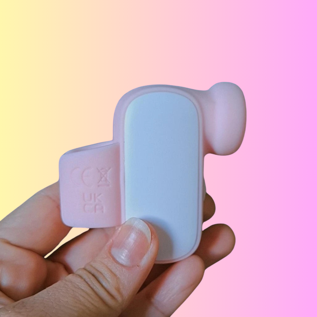 Pequena no tamanho. Versátil nas sensações. E com um presente para tornar os momentos a dois ainda mais especiais.

A Lis é uma dedeira sugadora desenvolvida para quem busca praticidade, discrição e novas possibilidades de estimulação íntima. Com sucção localizada, formato compacto e design pensado para facilitar o manuseio, ela permite explorar diferentes posicionamentos e descobrir novas sensações no próprio ritmo.

E nesta oferta, sua compra acompanha um presente especial: 1 Ooh Delícia Amora Intt, calda