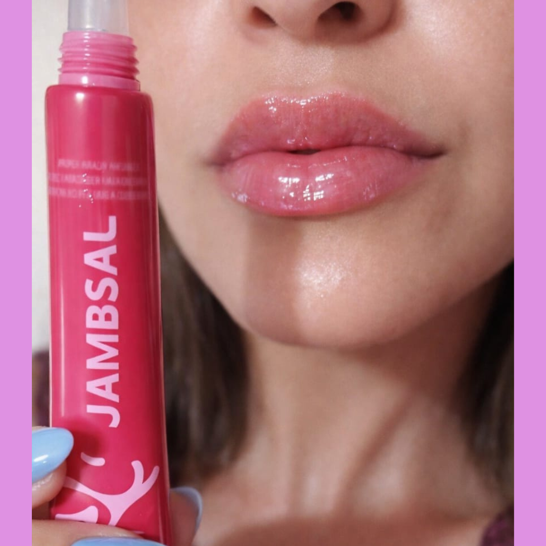 Jambuze Gloss Vibratório – O detalhe que muda tudo

O Jambuze é aquele detalhe que transforma o momento. Um gloss vibratório com jambu, sabor cereja, criado para despertar sensações diferentes, instigar o toque e tirar você do automático.

Ao aplicar, você sente uma pulsação leve e envolvente, que acorda a região e deixa o beijo, o toque ou o momento a dois muito mais intenso — sem pressa, sem culpa, só sentir.

✨ 2 em 1 (ou 3, se você entendeu 😏)
Nos lábios de cima, ele hidrata, tem um brilho delicado. 