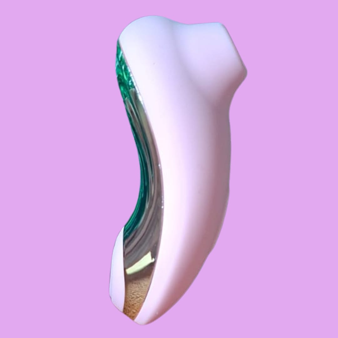 💜 O queridinho da Libertàre chegou para elevar completamente a forma como você sente.

O Kiss Duo combina diferentes estímulos inteligentes em um único produto, criando uma experiência intensa, envolvente e absurdamente viciante do começo ao fim 😮💨✨

E claro… nosso produto mais completo precisava trazer a tecnologia que mudou completamente o universo do autocuidado íntimo: os pulsos de sucção.

Com diferentes intensidades que vão das mais suaves às mais intensas, o Kiss Duo cria ondas de estímulos únicos