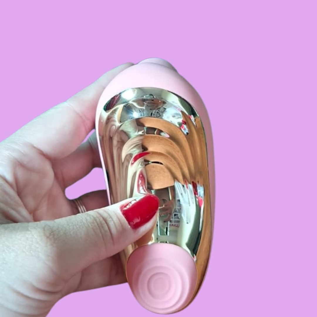 💜 O queridinho da Libertàre chegou para elevar completamente a forma como você sente.

O Kiss Duo combina diferentes estímulos inteligentes em um único produto, criando uma experiência intensa, envolvente e absurdamente viciante do começo ao fim 😮💨✨

E claro… nosso produto mais completo precisava trazer a tecnologia que mudou completamente o universo do autocuidado íntimo: os pulsos de sucção.

Com diferentes intensidades que vão das mais suaves às mais intensas, o Kiss Duo cria ondas de estímulos únicos