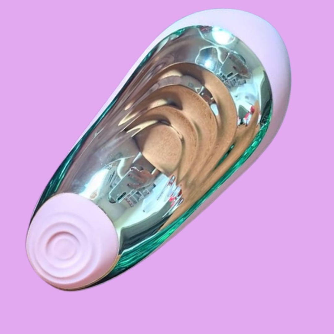 💜 O queridinho da Libertàre chegou para elevar completamente a forma como você sente.

O Kiss Duo combina diferentes estímulos inteligentes em um único produto, criando uma experiência intensa, envolvente e absurdamente viciante do começo ao fim 😮💨✨

E claro… nosso produto mais completo precisava trazer a tecnologia que mudou completamente o universo do autocuidado íntimo: os pulsos de sucção.

Com diferentes intensidades que vão das mais suaves às mais intensas, o Kiss Duo cria ondas de estímulos únicos
