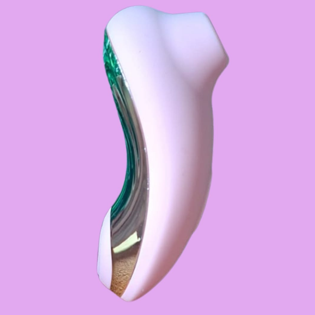 💜 O queridinho da Libertàre chegou para elevar completamente a forma como você sente.

O Kiss Duo combina diferentes estímulos inteligentes em um único produto, criando uma experiência intensa, envolvente e absurdamente viciante do começo ao fim 😮💨✨

E claro… nosso produto mais completo precisava trazer a tecnologia que mudou completamente o universo do autocuidado íntimo: os pulsos de sucção.

Com diferentes intensidades que vão das mais suaves às mais intensas, o Kiss Duo cria ondas de estímulos únicos