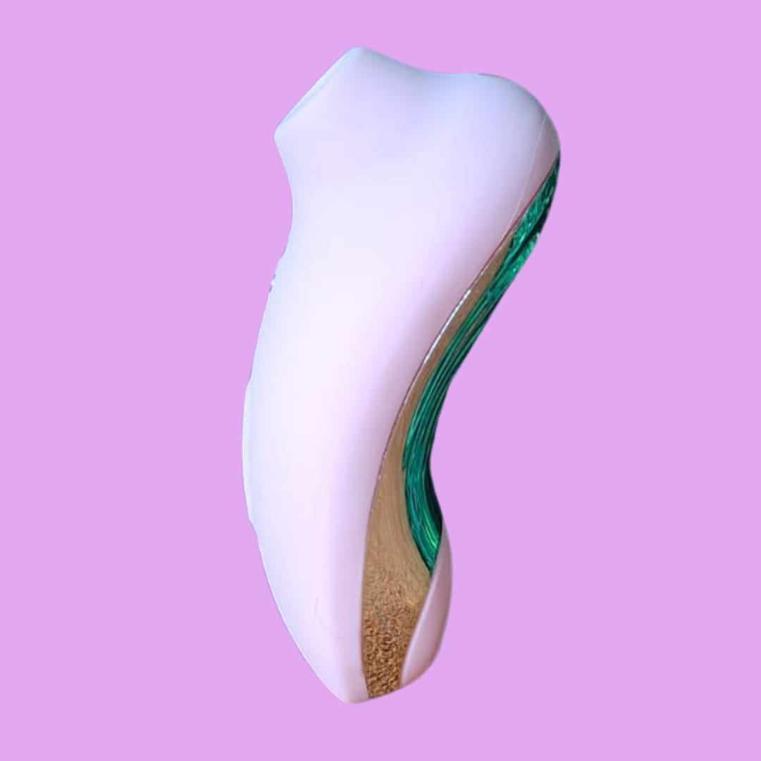 💜 O queridinho da Libertàre chegou para elevar completamente a forma como você sente.

O Kiss Duo combina diferentes estímulos inteligentes em um único produto, criando uma experiência intensa, envolvente e absurdamente viciante do começo ao fim 😮💨✨

E claro… nosso produto mais completo precisava trazer a tecnologia que mudou completamente o universo do autocuidado íntimo: os pulsos de sucção.

Com diferentes intensidades que vão das mais suaves às mais intensas, o Kiss Duo cria ondas de estímulos únicos