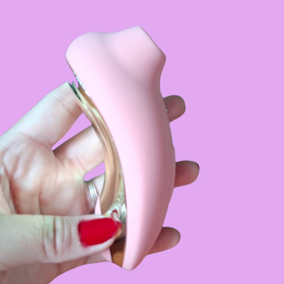 💜 O queridinho da Libertàre chegou para elevar completamente a forma como você sente.

O Kiss Duo combina diferentes estímulos inteligentes em um único produto, criando uma experiência intensa, envolvente e absurdamente viciante do começo ao fim 😮💨✨

E claro… nosso produto mais completo precisava trazer a tecnologia que mudou completamente o universo do autocuidado íntimo: os pulsos de sucção.

Com diferentes intensidades que vão das mais suaves às mais intensas, o Kiss Duo cria ondas de estímulos únicos