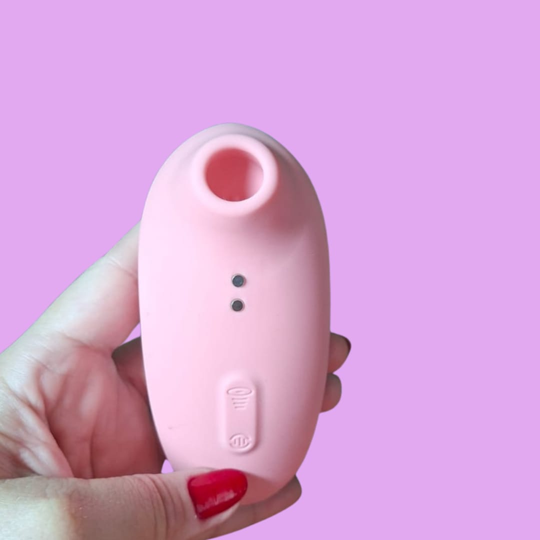 💜 O queridinho da Libertàre chegou para elevar completamente a forma como você sente.

O Kiss Duo combina diferentes estímulos inteligentes em um único produto, criando uma experiência intensa, envolvente e absurdamente viciante do começo ao fim 😮💨✨

E claro… nosso produto mais completo precisava trazer a tecnologia que mudou completamente o universo do autocuidado íntimo: os pulsos de sucção.

Com diferentes intensidades que vão das mais suaves às mais intensas, o Kiss Duo cria ondas de estímulos únicos