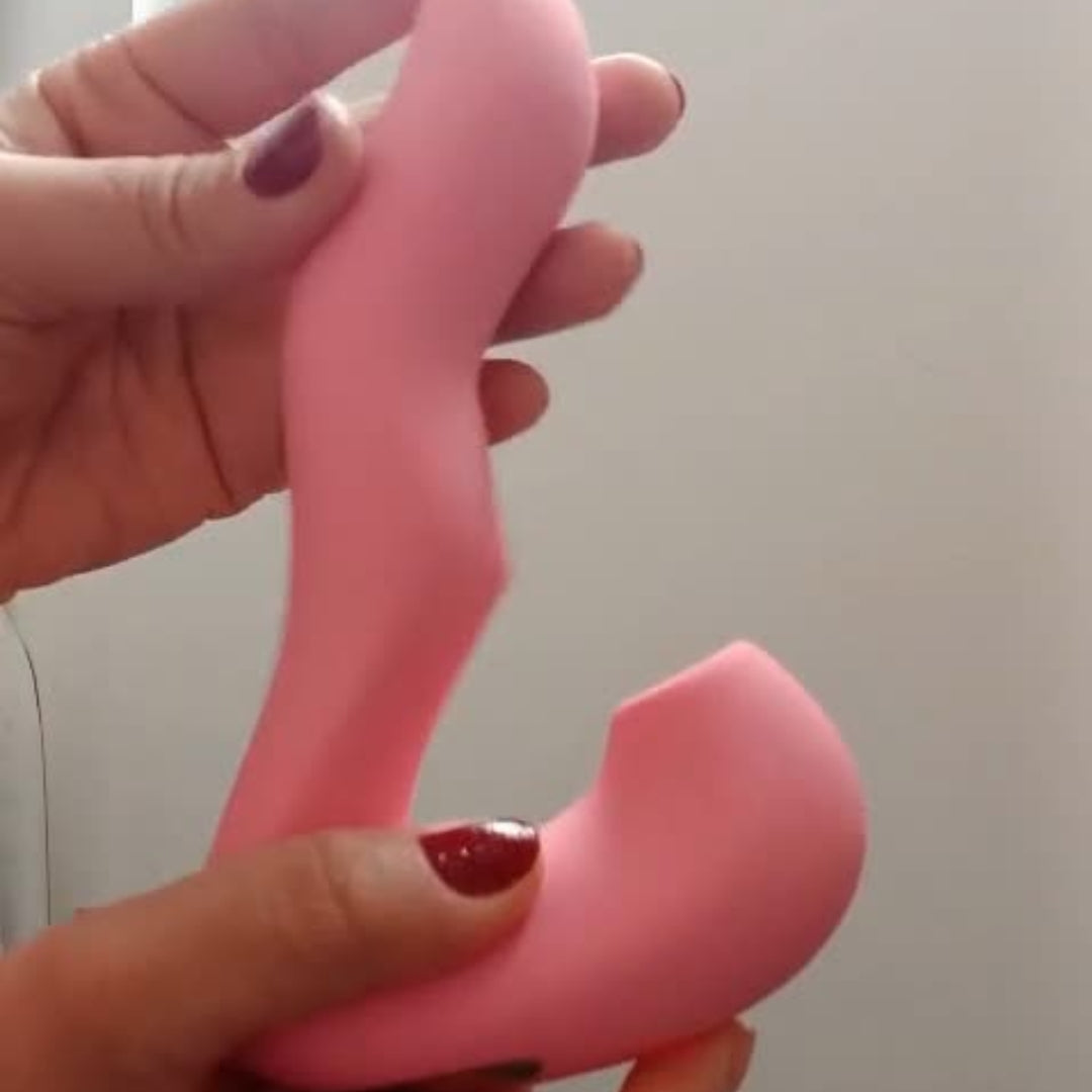 Três tecnologias. Uma experiência que você escolhe.

O Kiss é um dos grandes destaques da linha Libertàre, desenvolvido para reunir sucção, Power Touch e vibração em um único produto.

Seu design combina diferentes formas de estímulo em uma experiência versátil e personalizada. Você pode explorar cada função separadamente ou combinar as tecnologias para criar diferentes ritmos e intensidades. um dos mais vendidos na Libertàre

Uma experiência em três dimensões

