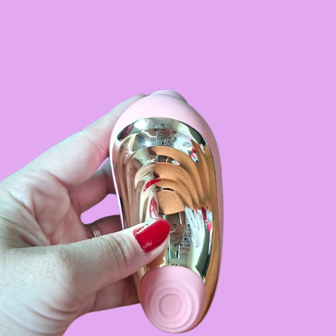 💜 O queridinho da Libertàre chegou para elevar completamente a forma como você sente.

O Kiss Duo combina diferentes estímulos inteligentes em um único produto, criando uma experiência intensa, envolvente e absurdamente viciante do começo ao fim 😮💨✨

E claro… nosso produto mais completo precisava trazer a tecnologia que mudou completamente o universo do autocuidado íntimo: os pulsos de sucção.

Com diferentes intensidades que vão das mais suaves às mais intensas, o Kiss Duo cria ondas de estímulos únicos