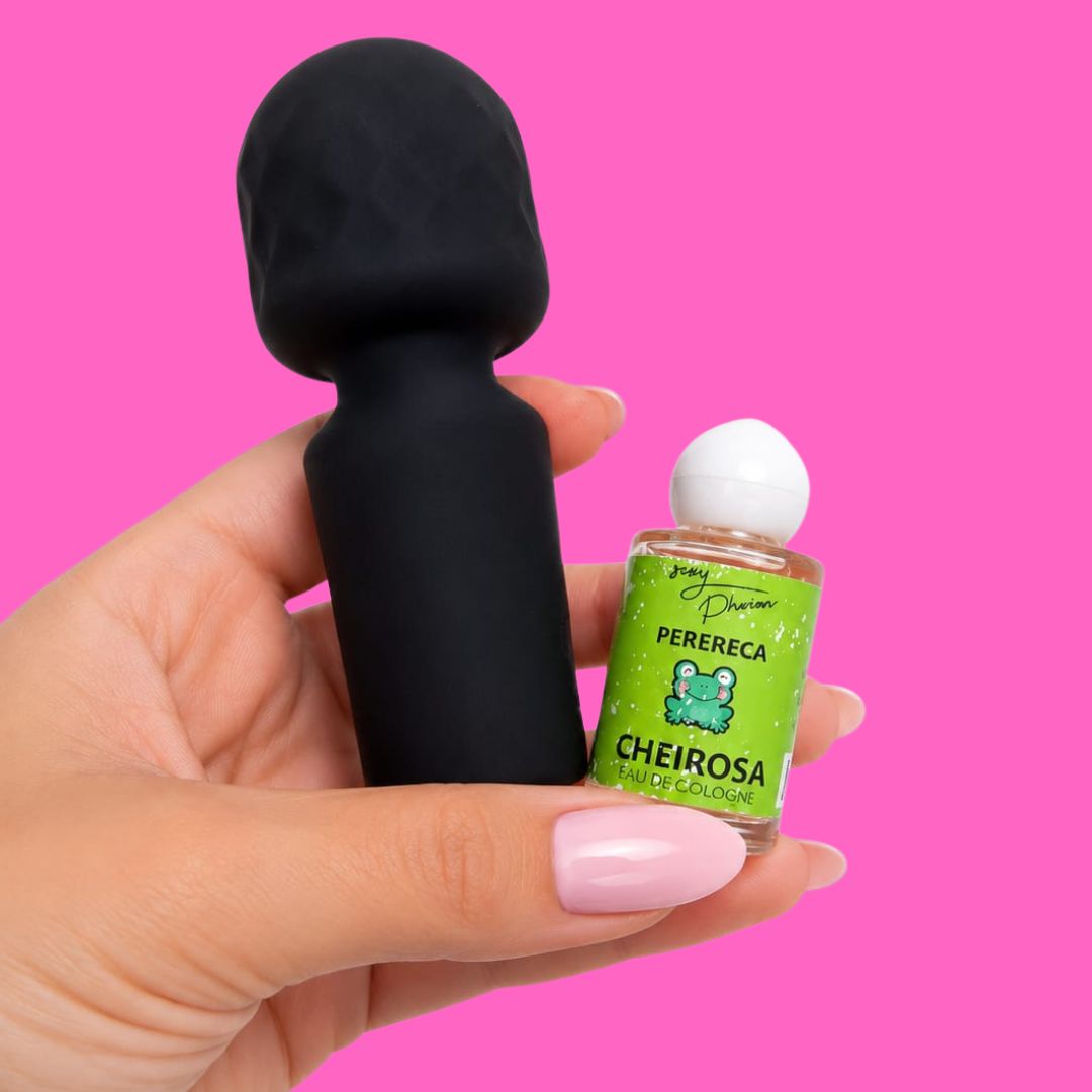 Kit Toque Mágico Libertàre: uma experiência de autocuidado íntimo e sensorial. Criado para transformar momentos especiais em uma verdadeira experiência de bem-estar, o kit une tecnologia, cuidado e uma fragrância envolvente para você explorar novas sensações com mais confiança. Com a Varinha Mágica Libertàre e o Perfume Íntimo Perereca Cheirosa, você tem uma combinação perfeita para criar seu ritual de autocuidado, autoestima e conexão com o próprio corpo. 