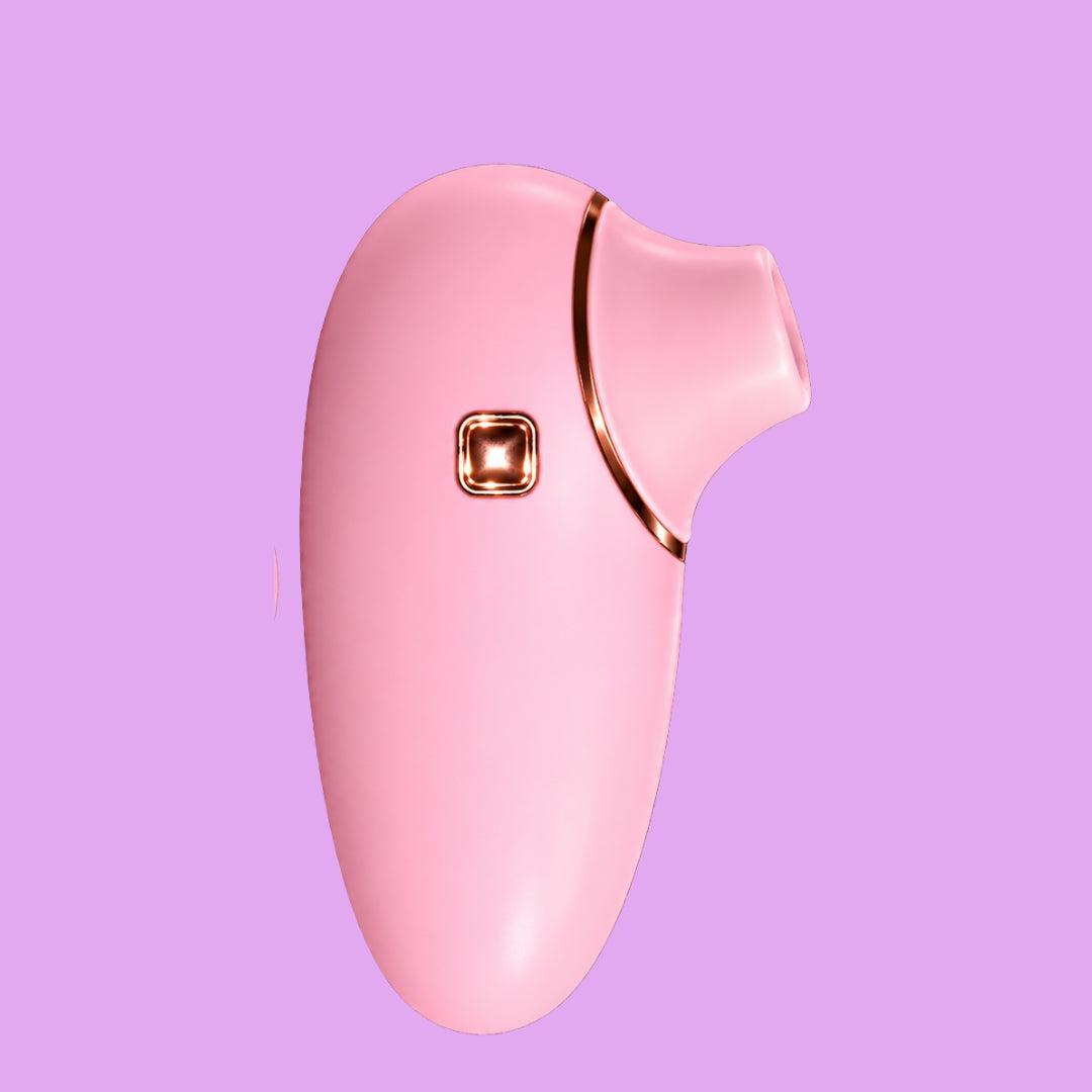 10 modos para explorar. Liberdade para encontrar o seu.

Um ritmo mais suave, uma sequência diferente, uma nova preferência. Seu autocuidado pode acompanhar o que você deseja em cada momento.

O Levi é um vibrador de pulsação com 10 modos, que reúne diferentes padrões de estímulo em um formato compacto e fácil de manusear.

Seu corpo macio ao toque e o design ergonômico completam a experiência, oferecendo praticidade para ajustar o posicionamento e explorar suas preferências com conforto.