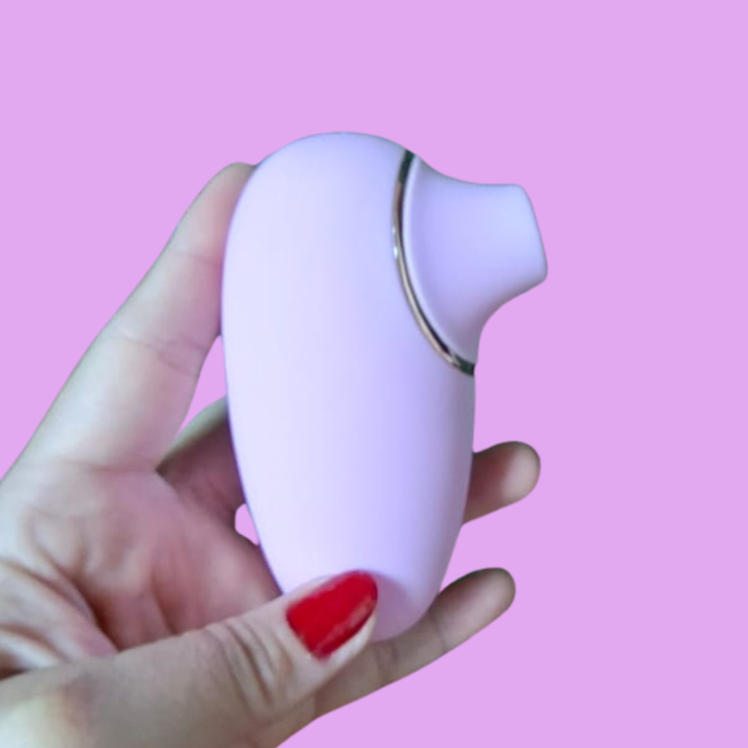10 modos para explorar. Liberdade para encontrar o seu.

Um ritmo mais suave, uma sequência diferente, uma nova preferência. Seu autocuidado pode acompanhar o que você deseja em cada momento.

O Levi é um vibrador de pulsação com 10 modos, que reúne diferentes padrões de estímulo em um formato compacto e fácil de manusear.

Seu corpo macio ao toque e o design ergonômico completam a experiência, oferecendo praticidade para ajustar o posicionamento e explorar suas preferências com conforto.