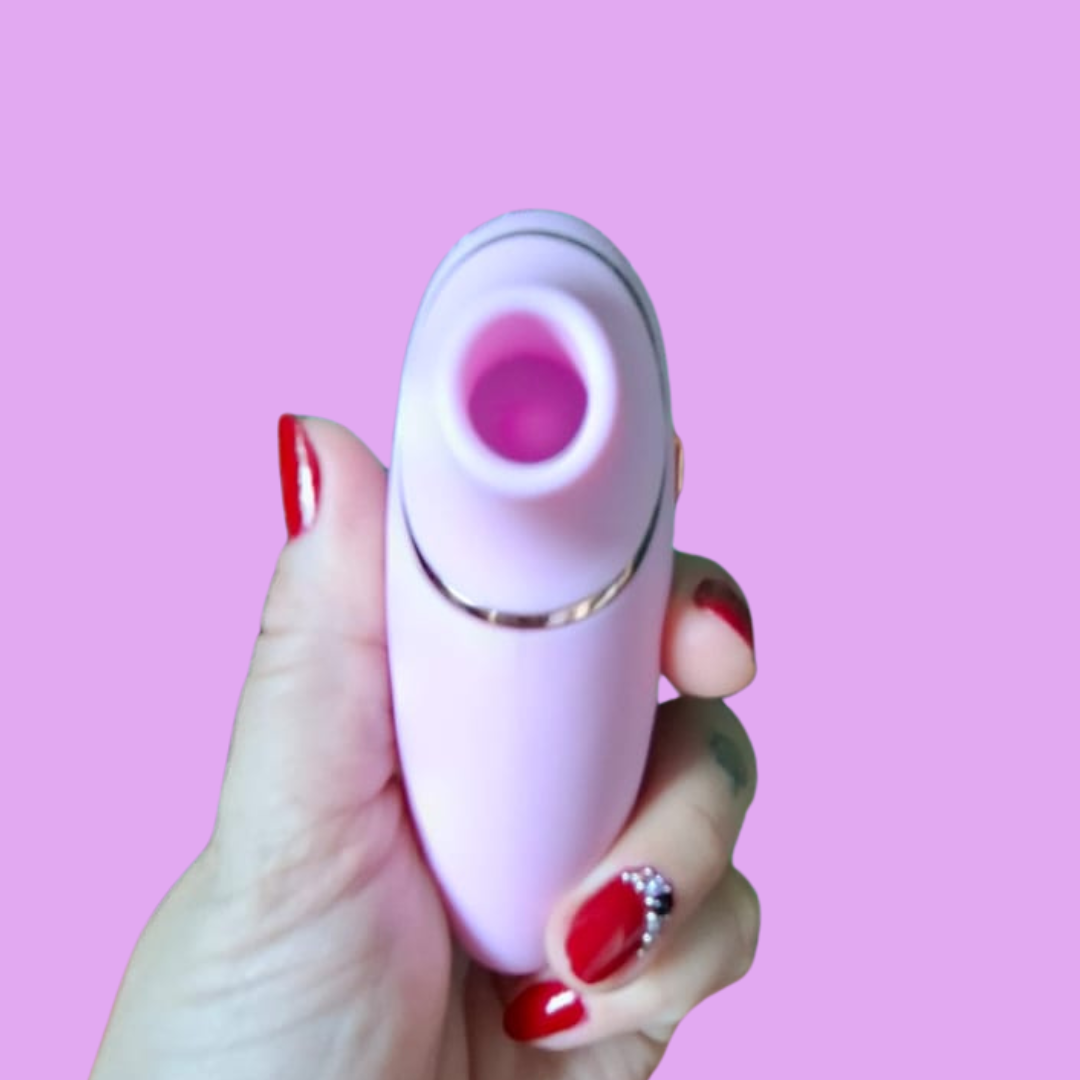 10 modos para explorar. Liberdade para encontrar o seu.

Um ritmo mais suave, uma sequência diferente, uma nova preferência. Seu autocuidado pode acompanhar o que você deseja em cada momento.

O Levi é um vibrador de pulsação com 10 modos, que reúne diferentes padrões de estímulo em um formato compacto e fácil de manusear.

Seu corpo macio ao toque e o design ergonômico completam a experiência, oferecendo praticidade para ajustar o posicionamento e explorar suas preferências com conforto.