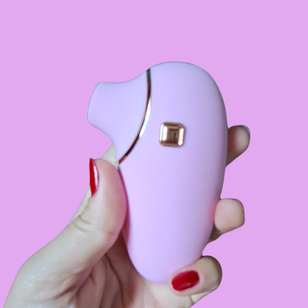 10 modos para explorar. Liberdade para encontrar o seu.

Um ritmo mais suave, uma sequência diferente, uma nova preferência. Seu autocuidado pode acompanhar o que você deseja em cada momento.

O Levi é um vibrador de pulsação com 10 modos, que reúne diferentes padrões de estímulo em um formato compacto e fácil de manusear.

Seu corpo macio ao toque e o design ergonômico completam a experiência, oferecendo praticidade para ajustar o posicionamento e explorar suas preferências com conforto.

