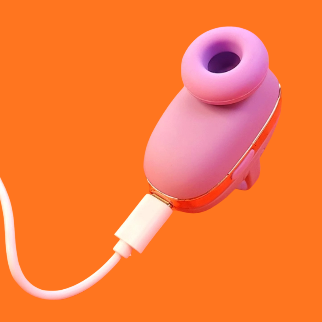 Perca o controle… ou descubra novas formas de sentir.

Pequeno no tamanho, surpreendente nas possibilidades. O Libi Pod Libertàre foi desenvolvido para quem busca praticidade, discrição e novas experiências de prazer em um formato compacto, moderno e fácil de manusear.

Seu design em formato de dedeira vibratória permite um encaixe prático no dedo, facilitando o controle dos movimentos e a exploração de diferentes pontos de estimulação. É uma opção versátil para quem valoriza a liberdade de experimentar, va