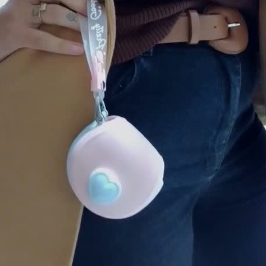 Parece uma bolsa. Surpreende com sua tecnologia. E desperta novas sensações!

8 modos de Tapping. 9 vibrações. E um gel sensorial que refresca, pulsa e surpreende.

O Kit Love Bag Pulse Experience Libertàre combina duas propostas de estimulação em uma experiência de autocuidado diferenciada.

De um lado, a Love Bag, um toy com design exclusivo em formato de mini bolsa, que reúne movimentos de pulsação/Tapping e um Bullet vibratório.

Do outro, o Pulse Pussy 18g, um gel adstringente sensorial.