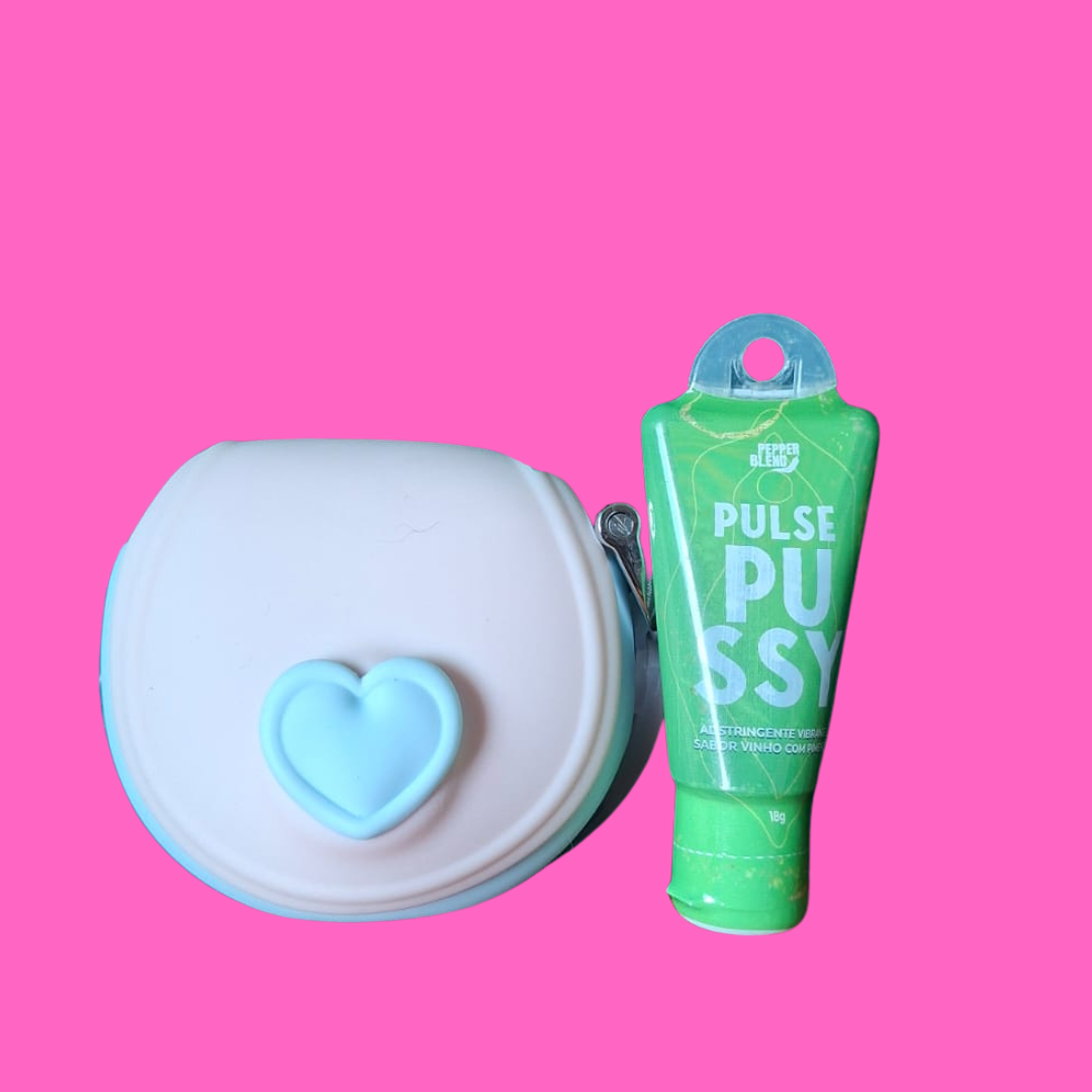 Parece uma bolsa. Surpreende com sua tecnologia. E desperta novas sensações!

8 modos de Tapping. 9 vibrações. E um gel sensorial que refresca, pulsa e surpreende.

O Kit Love Bag Pulse Experience Libertàre combina duas propostas de estimulação em uma experiência de autocuidado diferenciada.

De um lado, a Love Bag, um toy com design exclusivo em formato de mini bolsa, que reúne movimentos de pulsação/Tapping e um Bullet vibratório.

Do outro, o Pulse Pussy 18g, um gel adstringente sensorial.
