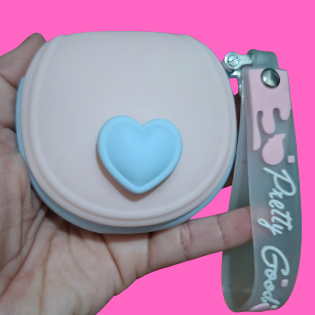 Parece uma bolsa. Surpreende com sua tecnologia. E desperta novas sensações!

8 modos de Tapping. 9 vibrações. E um gel sensorial que refresca, pulsa e surpreende.

O Kit Love Bag Pulse Experience Libertàre combina duas propostas de estimulação em uma experiência de autocuidado diferenciada.

De um lado, a Love Bag, um toy com design exclusivo em formato de mini bolsa, que reúne movimentos de pulsação/Tapping e um Bullet vibratório.

Do outro, o Pulse Pussy 18g, um gel adstringente sensorial.
