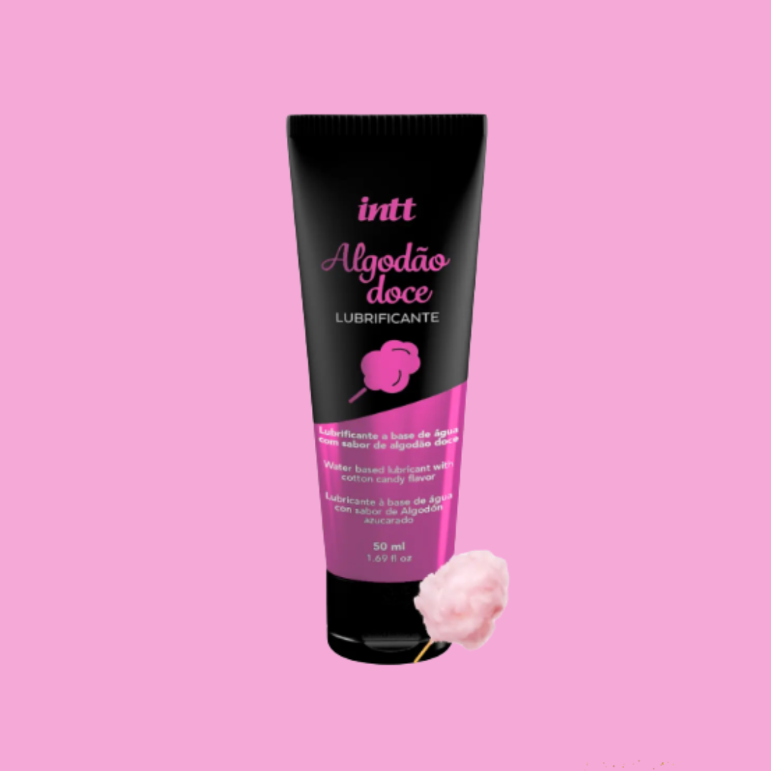 Os lubrificantes a base de água são de extrema importância na vida sexual de qualquer pessoa, seja para aumentar a lubrificação, para diminuir o atrito ou para usar com sex toys.

O lubrificante cria uma película protetora que faz com que os movimentos fiquem mais prazerosos. O lubrificante algodão doce tem composição a base de água e se assemelha a lubrificação natural da mulher, podendo ser usado em todos os momentos do seu dia a dia. O lubrificante tem um delicioso sabor de algodão doce 