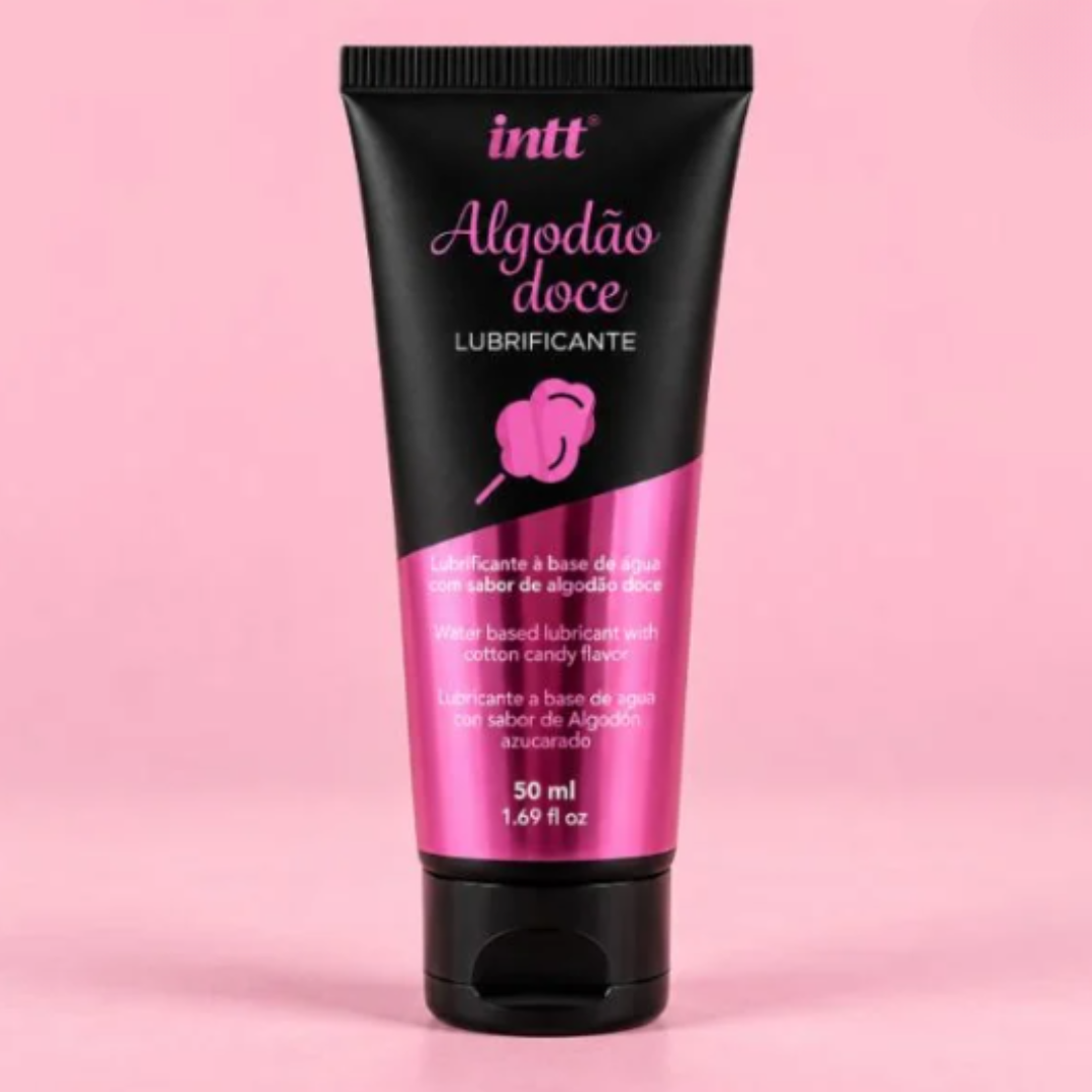 Os lubrificantes a base de água são de extrema importância na vida sexual de qualquer pessoa, seja para aumentar a lubrificação, para diminuir o atrito ou para usar com sex toys.

O lubrificante cria uma película protetora que faz com que os movimentos fiquem mais prazerosos. O lubrificante algodão doce tem composição a base de água e se assemelha a lubrificação natural da mulher, podendo ser usado em todos os momentos do seu dia a dia. O lubrificante tem um delicioso sabor de algodão doce que permite que e