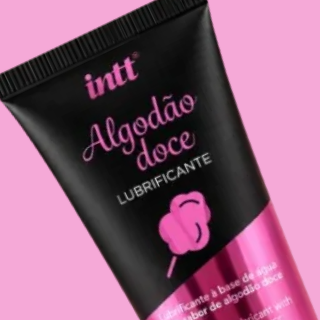 Os lubrificantes a base de água são de extrema importância na vida sexual de qualquer pessoa, seja para aumentar a lubrificação, para diminuir o atrito ou para usar com sex toys.

O lubrificante cria uma película protetora que faz com que os movimentos fiquem mais prazerosos. O lubrificante algodão doce tem composição a base de água e se assemelha a lubrificação natural da mulher, podendo ser usado em todos os momentos do seu dia a dia. O lubrificante tem um delicioso sabor de algodão doce que permite que e