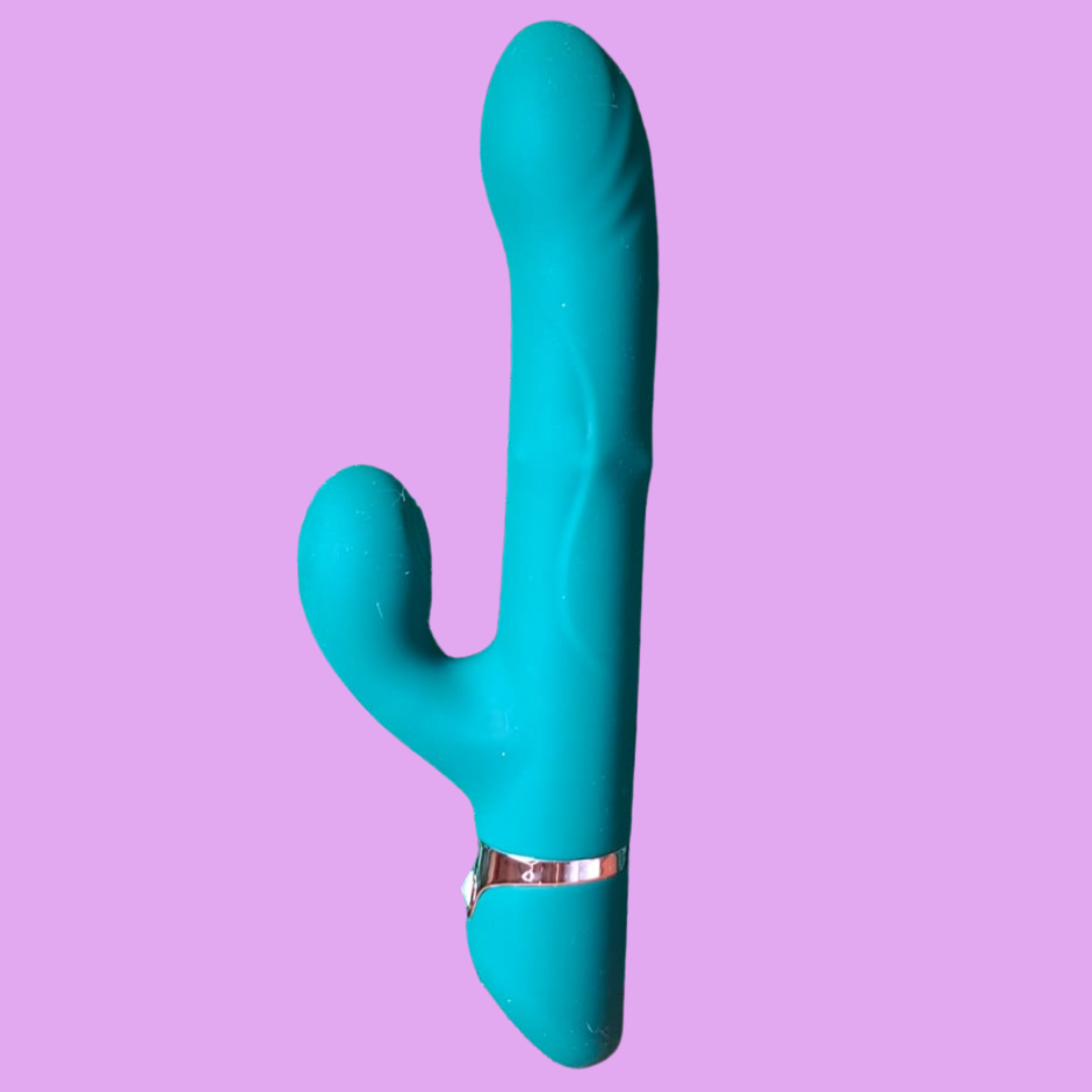 Quatro tecnologias para explorar. Um presente para ampliar as possibilidades de autocuidado.

O Lucas é um vibrador Rabbit 4 em 1 que reúne vai e vem automático, esferas internas em movimento, vibração e Power Touch com efeito de dedilhar.

Com 10 modos de vai e vem, 10 modos de vibração e 10 modos de tapping, oferece diferentes padrões de movimento e contato em um único toy.

E nesta oferta, a experiência acompanha um presente especial:

🎁 Na compra do Lucas, você ganha 1 Masturbador Core Super Egg. 