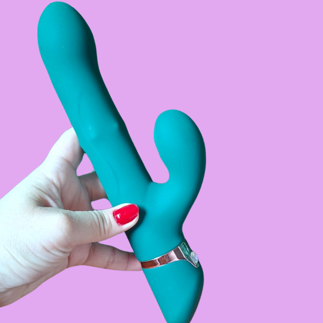Quatro tecnologias para explorar. Um presente para ampliar as possibilidades de autocuidado.

O Lucas é um vibrador Rabbit 4 em 1 que reúne vai e vem automático, esferas internas em movimento, vibração e Power Touch com efeito de dedilhar.

Com 10 modos de vai e vem, 10 modos de vibração e 10 modos de tapping, oferece diferentes padrões de movimento e contato em um único toy.

E nesta oferta, a experiência acompanha um presente especial:

🎁 Na compra do Lucas, você ganha 1 Masturbador Core Super Egg. 