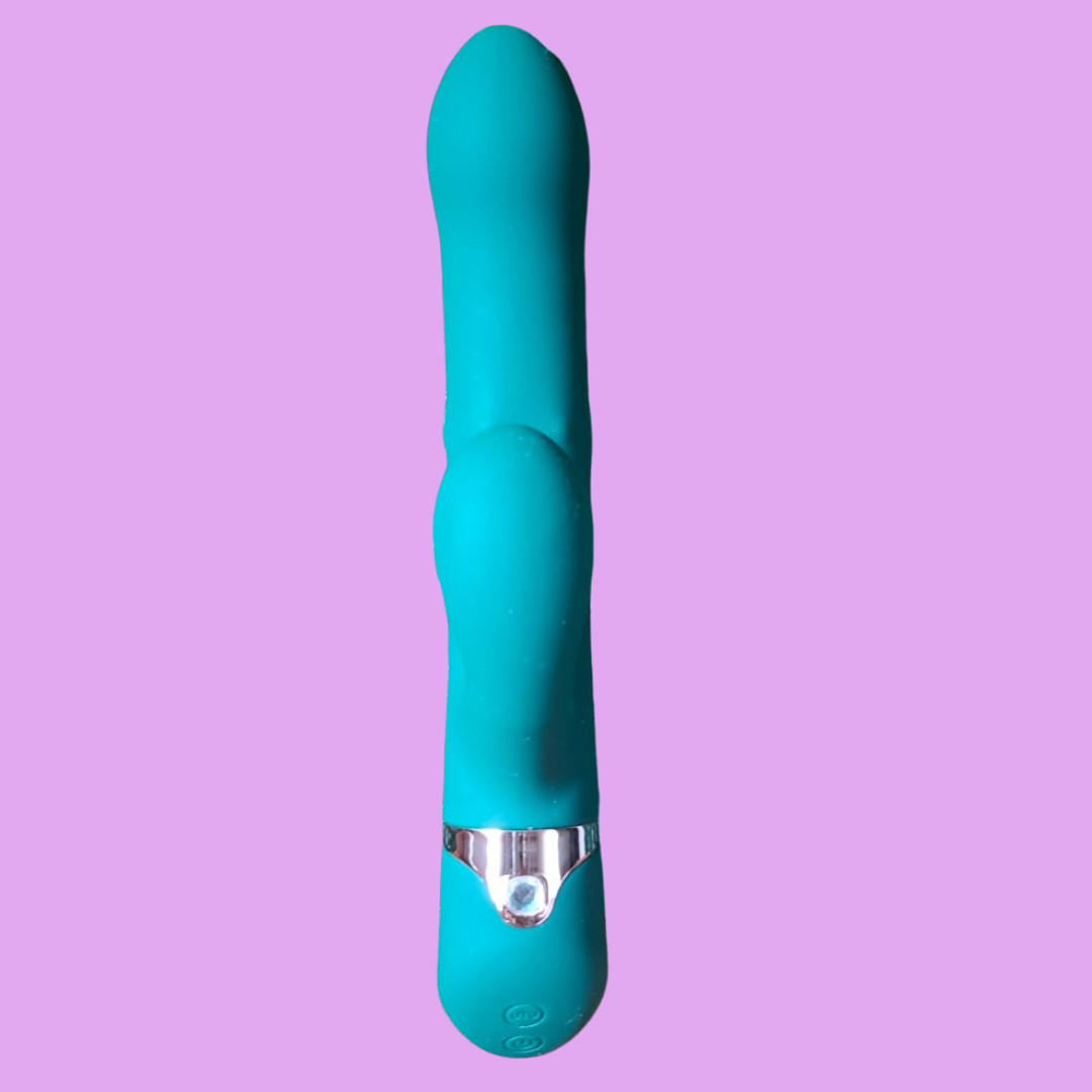Quatro tecnologias para explorar. Um presente para ampliar as possibilidades de autocuidado.

O Lucas é um vibrador Rabbit 4 em 1 que reúne vai e vem automático, esferas internas em movimento, vibração e Power Touch com efeito de dedilhar.

Com 10 modos de vai e vem, 10 modos de vibração e 10 modos de tapping, oferece diferentes padrões de movimento e contato em um único toy.

E nesta oferta, a experiência acompanha um presente especial:

🎁 Na compra do Lucas, você ganha 1 Masturbador Core Super Egg. 
