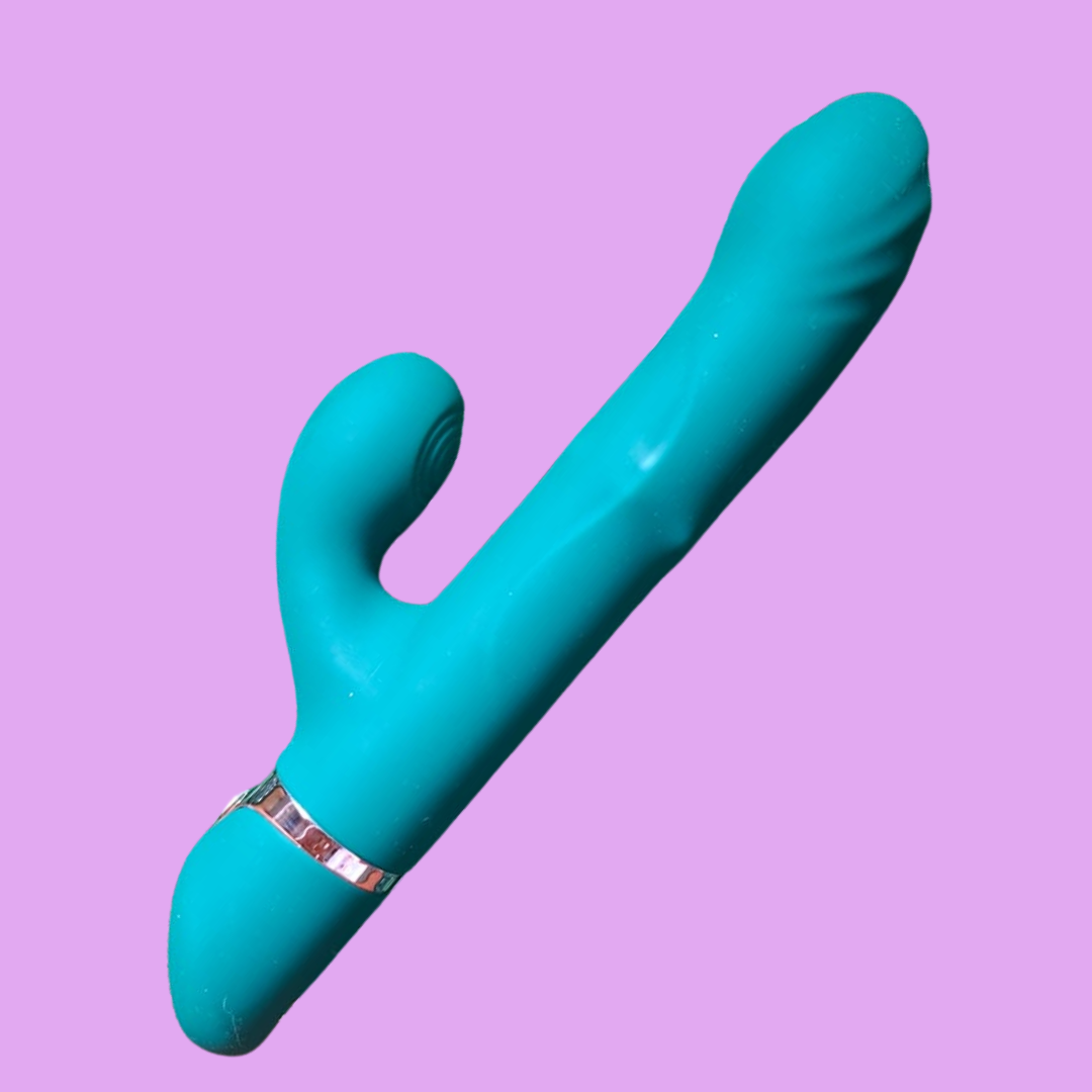 Quatro tecnologias para explorar. Um presente para ampliar as possibilidades de autocuidado.

O Lucas é um vibrador Rabbit 4 em 1 que reúne vai e vem automático, esferas internas em movimento, vibração e Power Touch com efeito de dedilhar.

Com 10 modos de vai e vem, 10 modos de vibração e 10 modos de tapping, oferece diferentes padrões de movimento e contato em um único toy.

E nesta oferta, a experiência acompanha um presente especial:

🎁 Na compra do Lucas, você ganha 1 Masturbador Core Super Egg. 