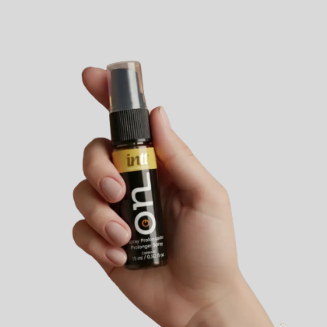 Mais controle, confiança e liberdade para viver a intimidade no seu ritmo.

O ON da INTT é um spray masculino desenvolvido para homens que desejam explorar uma experiência íntima com mais controle. Sua fórmula contém cravo, ingrediente associado à sensação dessensibilizante proposta pelo produto, ajudando a reduzir temporariamente a sensibilidade na região aplicada.

Prático e fácil de aplicar, o ON é uma opção para incluir na rotina íntima e aproveitar os momentos a dois com mais tranquilidade, respeitando