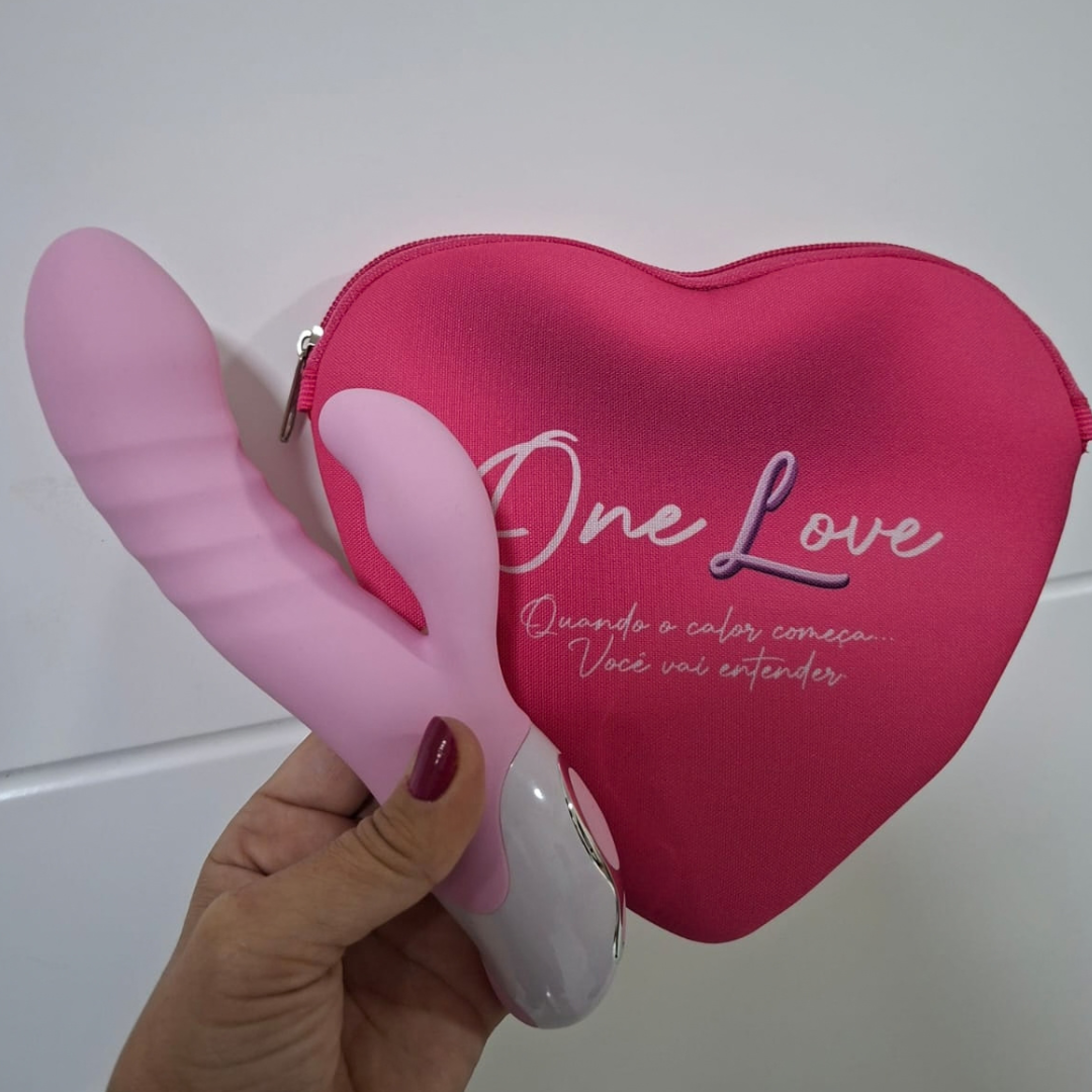 Prazer com precisão, intensidade e tecnologia.

Desenvolvido pela Libertàre, este vibrador foi criado para proporcionar uma experiência mais completa, envolvente e sensorial. Com estimulação dupla — ponto G e clitóris — aliada à tecnologia de aquecimento, cada detalhe foi pensado para elevar o prazer a um novo nível.

Seu design ergonômico se adapta perfeitamente ao corpo, oferecendo um manuseio intuitivo, confortável e seguro. Os 18 modos de vibração 