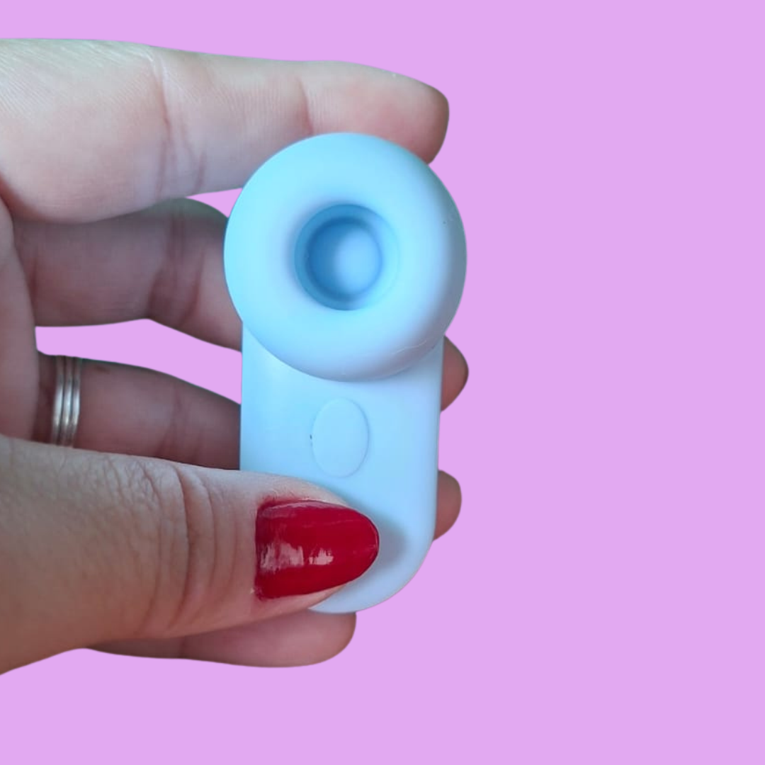 Mais estímulos, novas sensações e um convite para redescobrir o prazer.

O Kit Pulse + Orgastic Intt combina tecnologia de estimulação íntima com um produto desenvolvido para complementar a experiência sensorial feminina. Uma combinação para quem deseja explorar novas possibilidades, sair da rotina e dedicar mais atenção ao próprio prazer.

O Pulse é um estimulador 2 em 1 que reúne sugador e Power Touch, com 5 níveis de pulsação e 5 níveis de tapping, permitindo variar os estímulos. 
