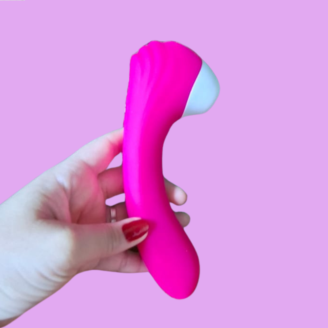 O prazer não precisa seguir o mesmo ritmo.
Descubra uma nova forma de sentir.

O Screaming foi desenvolvido para proporcionar uma experiência intensa através da combinação de estimulação do ponto G com pulsação dedicada ao clitóris, criando diferentes possibilidades de prazer em um único produto.

Enquanto sua curvatura anatômica estimula o ponto G com precisão, a tecnologia de pulsação trabalha a região externa, permitindo alternar entre ritmos suaves ou mais intensos conforme sua preferência.
9 VIBRAÇÕES