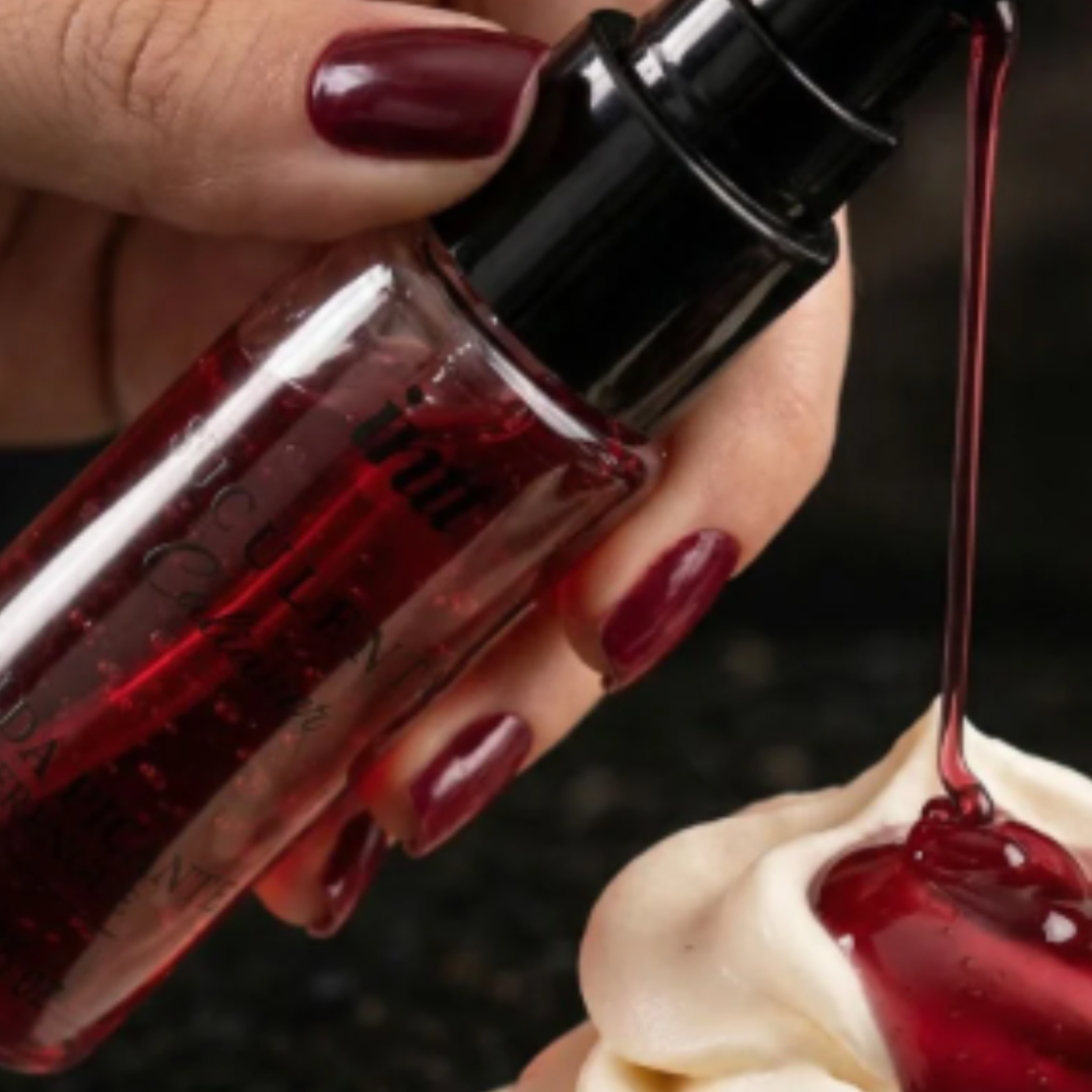 Suculenta é uma calda sensorial com efeito quente e picante que transforma as preliminares em uma experiência divertida, provocante e cheia de estímulos.

Com delicioso aroma de merengue, sua fórmula cria uma leve sensação térmica ativada pela fricção, despertando sensações progressivas na pele e intensificando cada toque.

É o tipo de produto que desperta curiosidade, provoca experimentação e transforma um momento comum em algo muito mais envolvente.