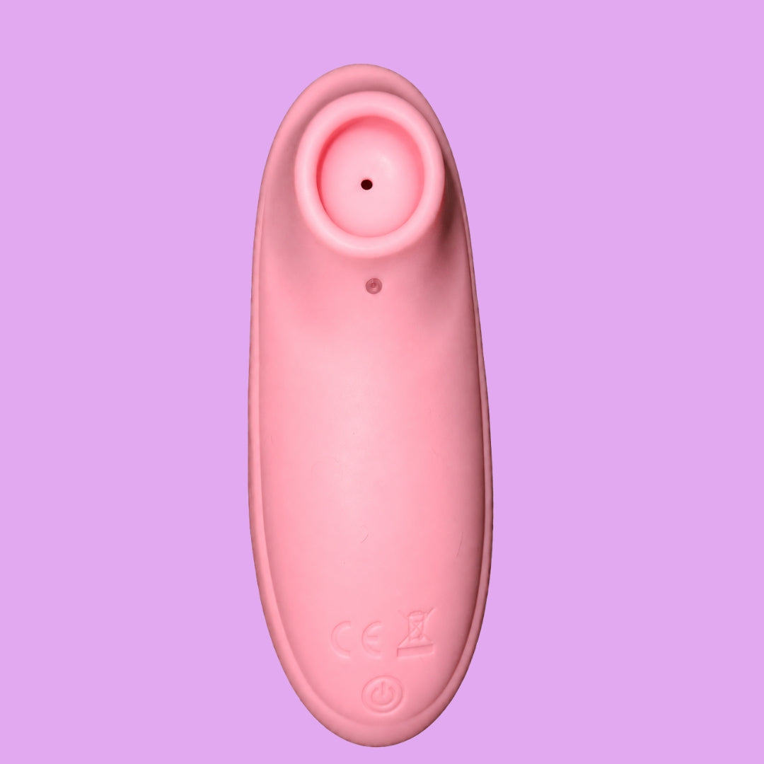 Um toque delicado. Uma nova forma de sentir.

O Sugar Kiss 2.0 foi desenvolvido para quem busca uma experiência delicada, envolvente e personalizada. Sua tecnologia de sucção proporciona uma estimulação suave e controlada, permitindo explorar diferentes intensidades e sensações no seu próprio ritmo.

Com 7 modos de sucção, design compacto e sofisticado e função de autolimpeza, ele combina tecnologia e praticidade para transformar seus momentos de autocuidado.