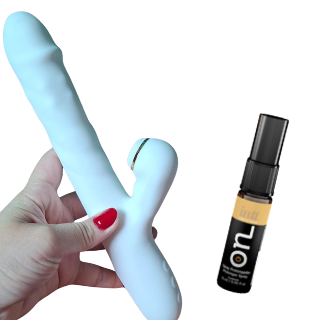 Movimento, contato e uma fragrância para completar seu ritual. Você escolhe o Theo, e o perfume é presente da Libertàre.

O Theo combina vai e vem automático, esferas internas em movimento e uma extensão externa em formato de linguinha em um único Rabbit 3 em 1.

Seu design anatômico oferece possibilidades de estimulação interna e externa simultâneas, permitindo ajustar o posicionamento conforme suas preferências e seu conforto.

E nesta oferta, sua compra acompanha um presente especial: O On Spray
