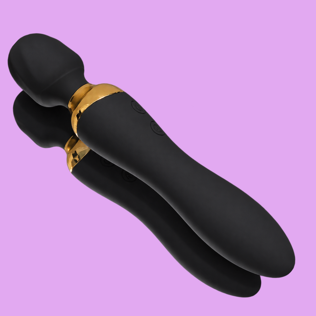 Potência para sentir. Calor para envolver. Liberdade para explorar.

Alguns momentos pedem uma massagem relaxante. Outros, uma vibração intensa ou uma sensação diferente.

Com o Titan, você encontra essas possibilidades em um único toy.

O Titan 3 em 1 Libertàre combina varinha mágica de alta potência, vibrador anatômico e aquecimento de até 42°C, permitindo variar seu ritual de autocuidado conforme seu desejo e conforto.

Sua cabeça massageadora oferece vibrações para massagens corporais.