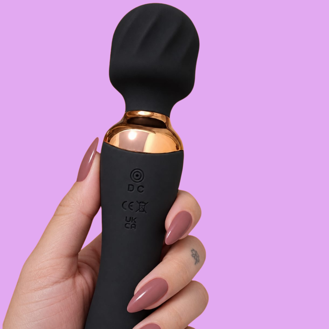 Potência para sentir. Calor para envolver. Liberdade para explorar.

Alguns momentos pedem uma massagem relaxante. Outros, uma vibração intensa ou uma sensação diferente.

Com o Titan, você encontra essas possibilidades em um único toy.

O Titan 3 em 1 Libertàre combina varinha mágica de alta potência, vibrador anatômico e aquecimento de até 42°C, permitindo variar seu ritual de autocuidado conforme seu desejo e conforto.

Sua cabeça massageadora oferece vibrações para massagens corporais.