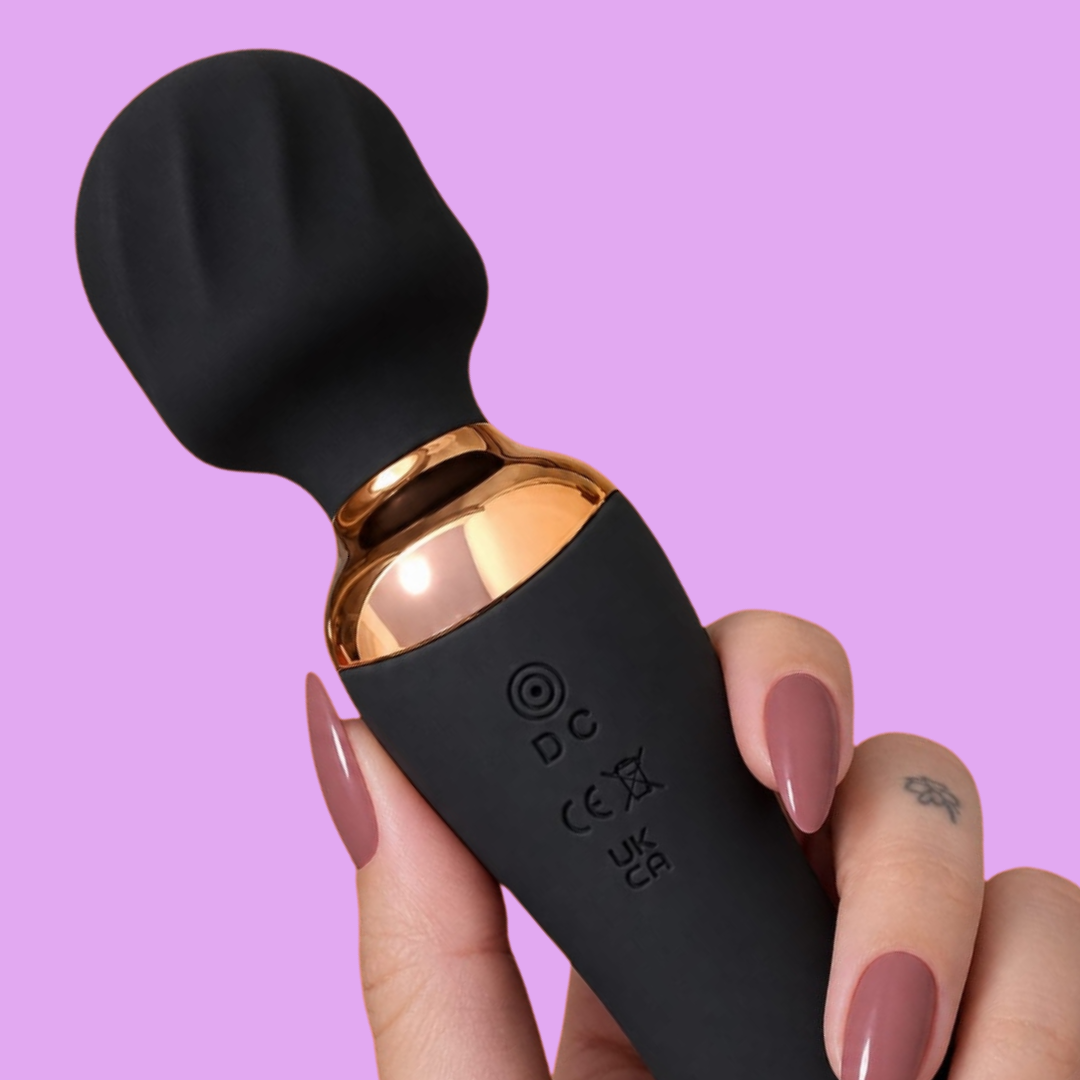 Potência para sentir. Calor para envolver. Liberdade para explorar.

Alguns momentos pedem uma massagem relaxante. Outros, uma vibração intensa ou uma sensação diferente.

Com o Titan, você encontra essas possibilidades em um único toy.

O Titan 3 em 1 Libertàre combina varinha mágica de alta potência, vibrador anatômico e aquecimento de até 42°C, permitindo variar seu ritual de autocuidado conforme seu desejo e conforto.

Sua cabeça massageadora oferece vibrações para massagens corporais.