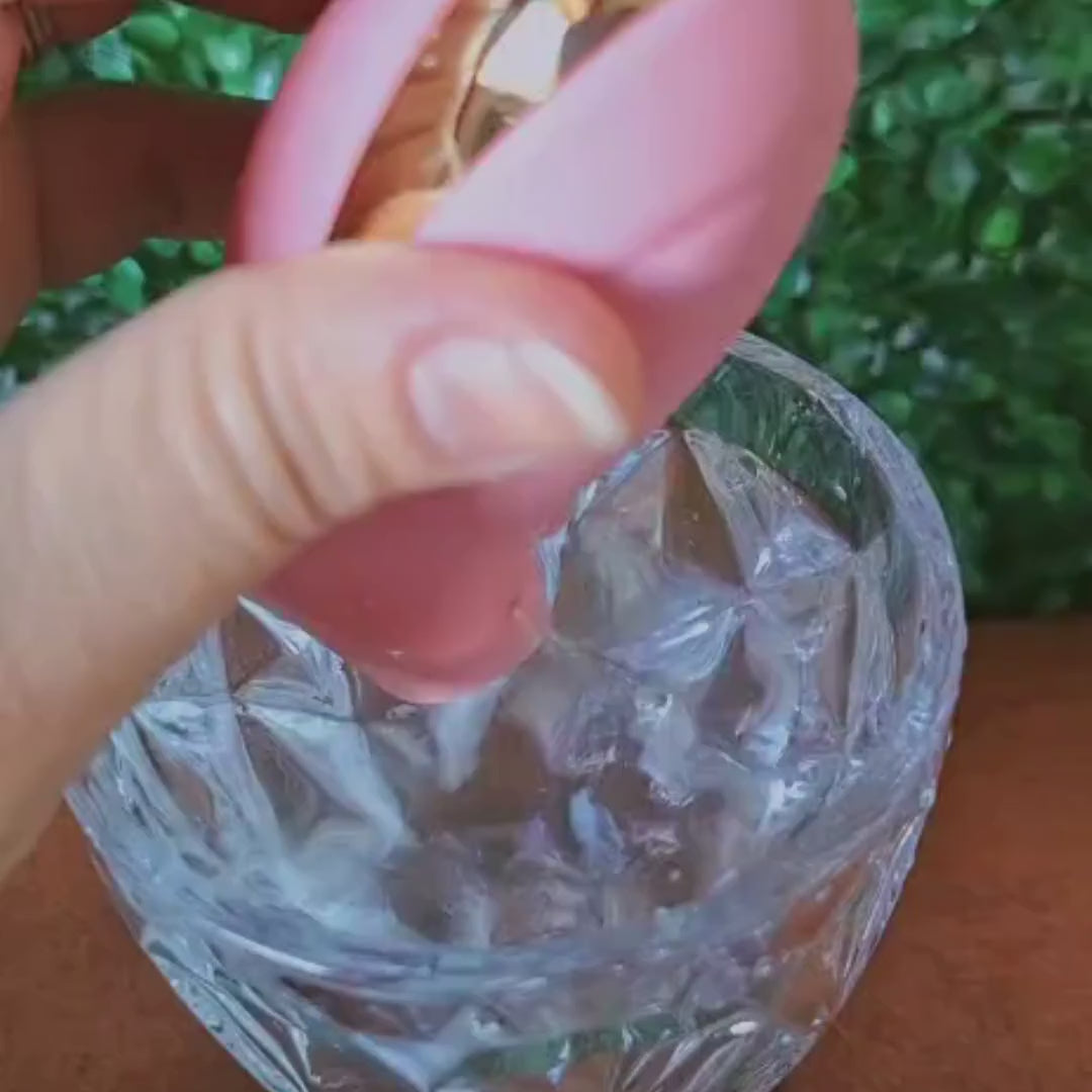 Um toque delicado. Uma nova forma de sentir.

O Sugar Kiss 2.0 foi desenvolvido para quem busca uma experiência delicada, envolvente e personalizada. Sua tecnologia de sucção proporciona uma estimulação suave e controlada, permitindo explorar diferentes intensidades e sensações no seu próprio ritmo.

Com 7 modos de sucção, design compacto e sofisticado e função de autolimpeza, ele combina tecnologia e praticidade para transformar seus momentos de autocuidado.

E para completar essa experiência, você ganha o