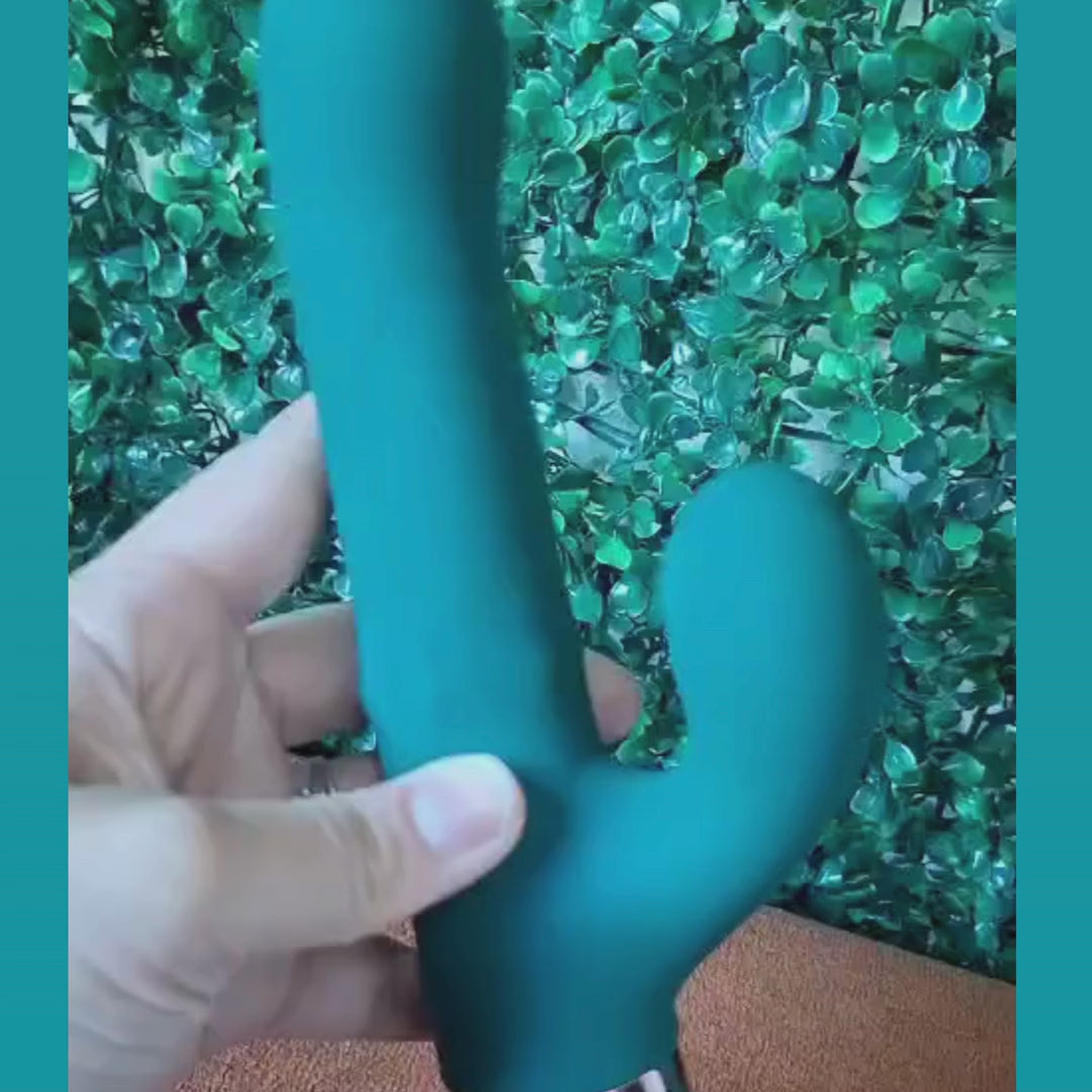 O Lucas é um dos modelos mais completos da nossa seleção: um Rabbit multifuncional que reúne movimento, vibração e tecnologia Power Touch em um único produto.

Desenvolvido com design ergonômico e toque macio, ele combina diferentes tecnologias que podem ser utilizadas para personalizar a experiência de acordo com cada preferência.

Por que o Lucas™ é diferente?

O Lucas™ reúne 3 sistemas de estímulo, com diferentes modos de intensidade:
