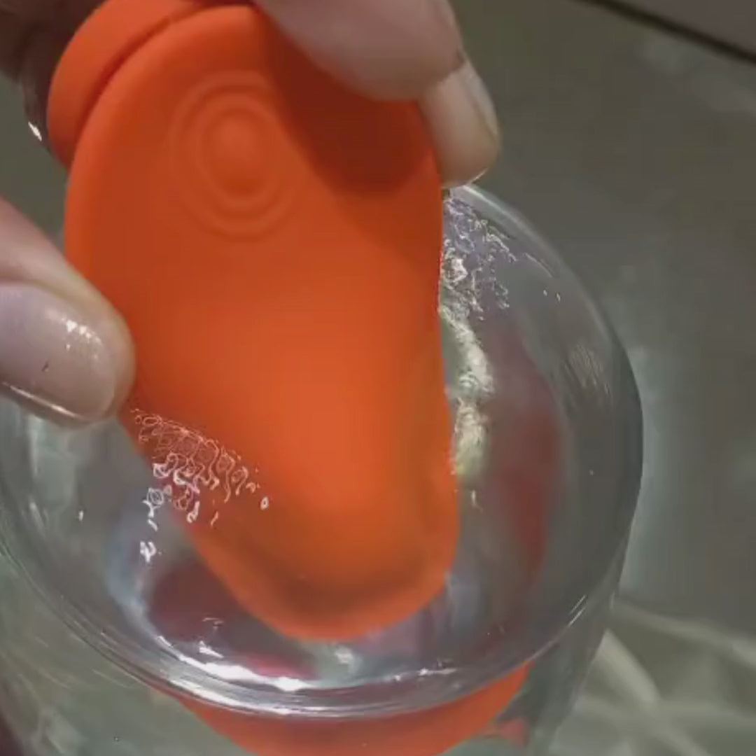 Secret Scarlet
Só Você Precisa Saber.

Existem segredos que merecem ser guardados.

E existem segredos que merecem ser sentidos.

A Secret Scarlet foi criada para quem busca discrição, tecnologia e novas experiências em um único produto. Com design elegante e confortável, ela acompanha seus movimentos de forma natural, permitindo viver momentos especiais com liberdade, confiança e total controle.

Controlada por controle, a Secret Scarlet permite ajustar vibrações, intensidades e ritmos.