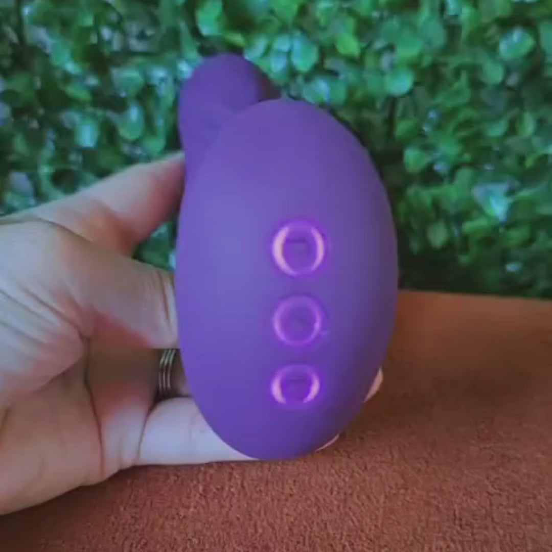 Curva – curva do prazer 🔥

por libertàre

Inspirado no que há de mais desejado no universo dos vibradores 3 em 1, o Curve nasce com a assinatura e sendo o primeiro vibrador próprio da Libertàre.

mais encaixe, mais precisão e mais entrega de prazer.

ele se reúne , toque preciso e vibração , mas se diferencia pela curvatura estratégica , projetada para encontrar o ponto g com facilidade e manter o estímulo contínuo 🔥

• 5 modos de pulsação
• 5 modos de toque preciso (power touch)
• 10 modos de vibração 