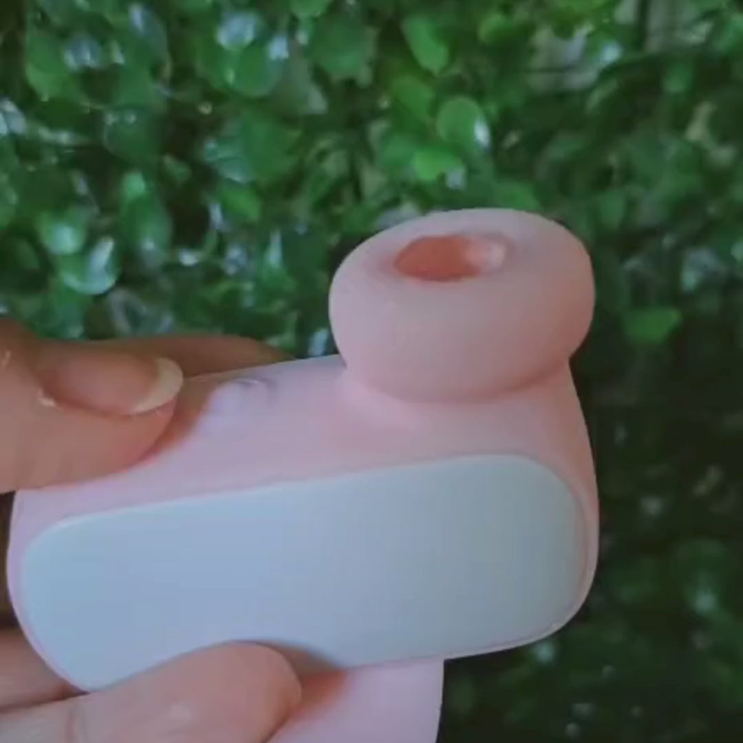 Dedeira estimuladora naquele pontinho que nos leva a loucura, ela suga como ninguém. , desenvolvida para proporcionar uma experiência envolvente e confortável.

Possui 10 modos de pulsação que se adaptam ao seu ritmo, permitindo explorar diferentes intensidades de forma prática e intuitiva.

Seu design ergonômico e toque macio facilitam o manuseio, garantindo mais precisão e conexão durante o uso.

Resistente à água, é ideal para momentos de autocuidado com mais liberdade e discrição.

